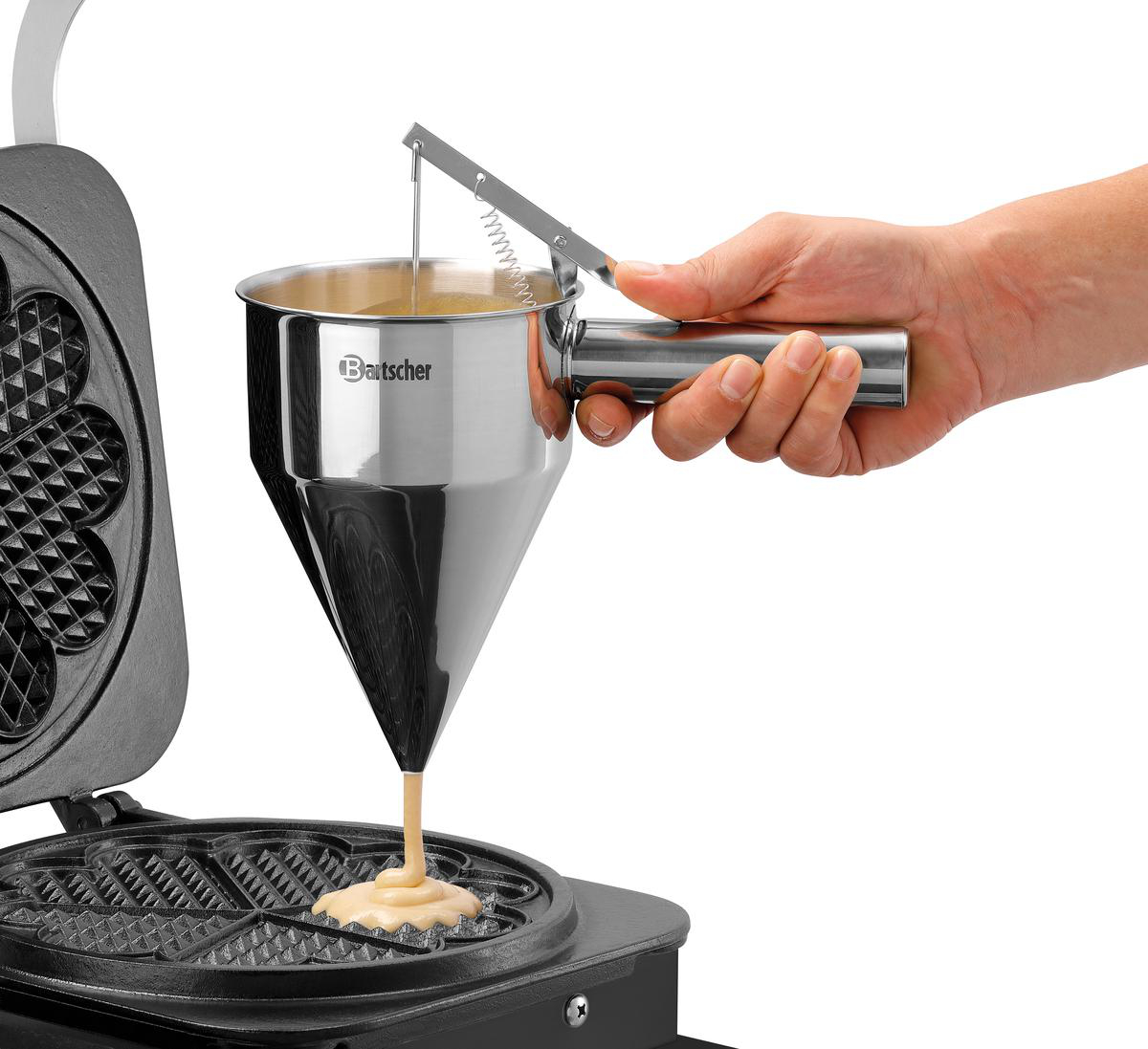 Ein Koch benutzt einen metallenen Teigspender, um Teig auf eine Waffelform zu geben.