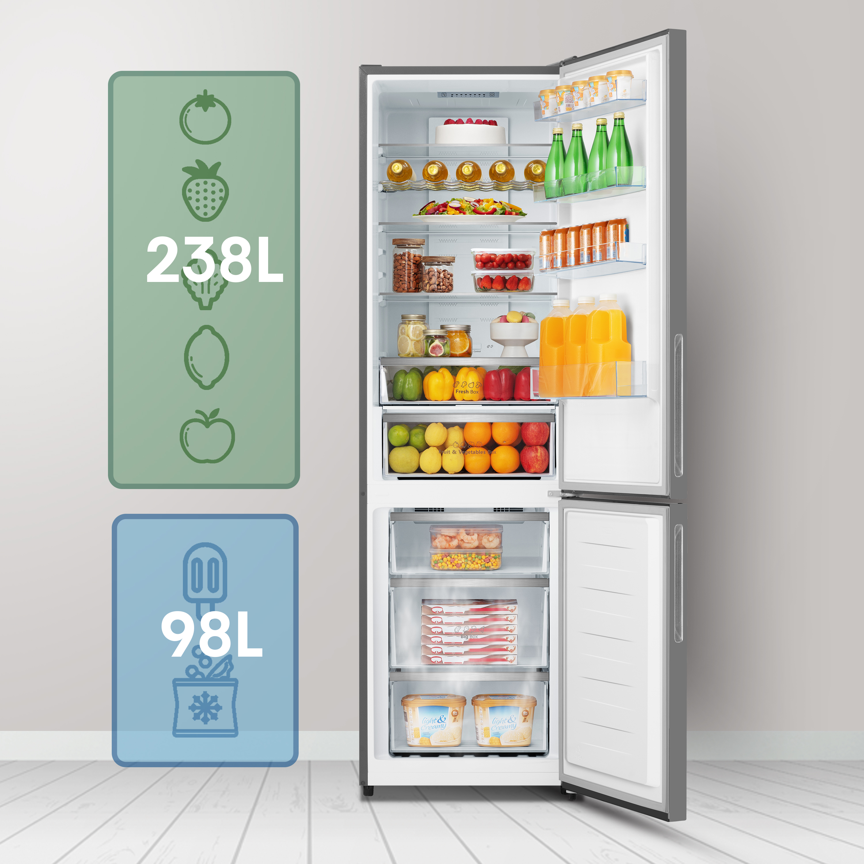 Un refrigerador abierto lleno de alimentos y etiquetas de capacidad.