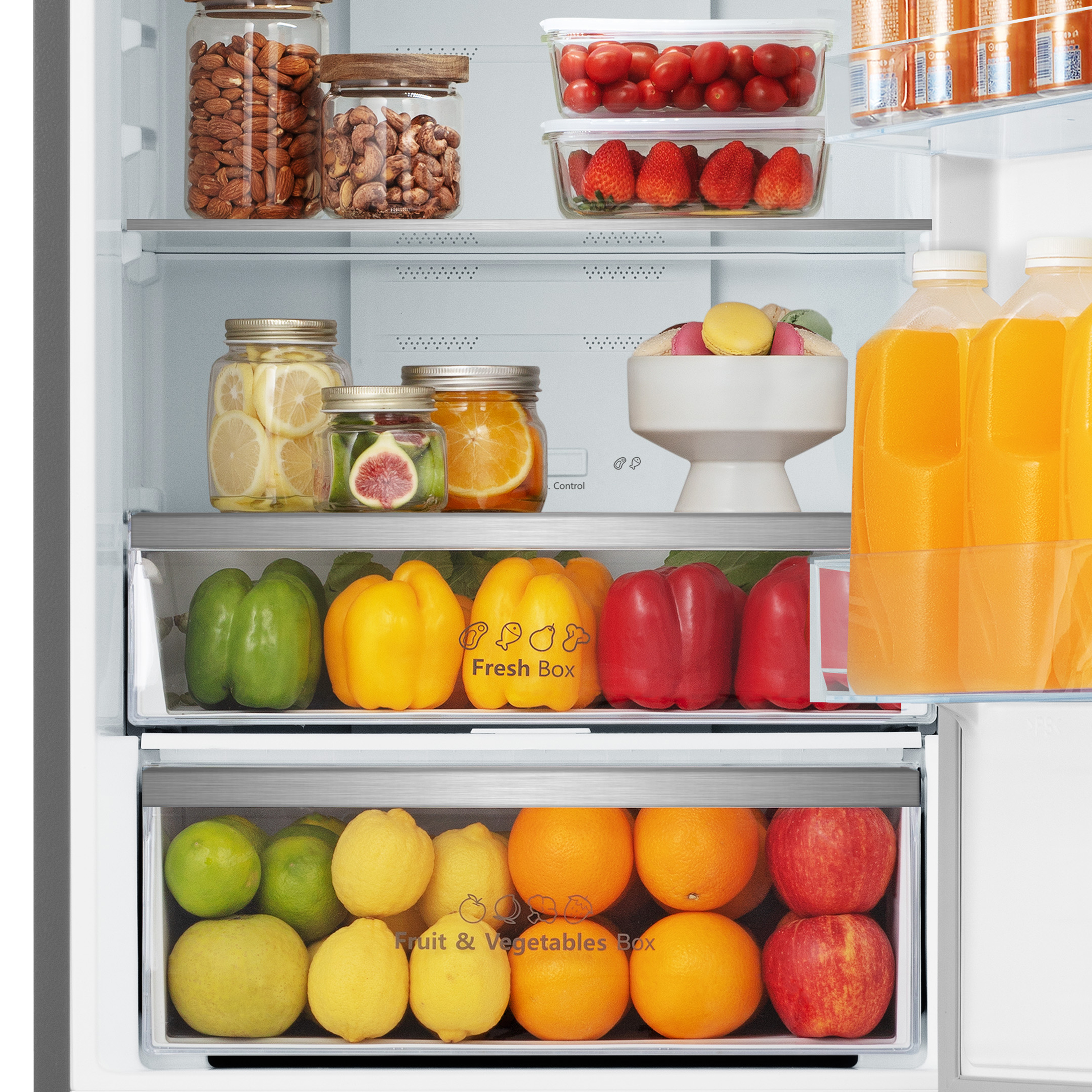 Un refrigerador abierto con comida en varios estantes, incluyendo frutas, verduras y bebidas.