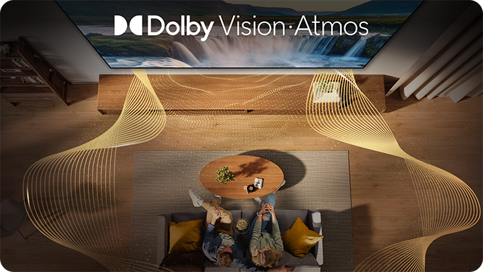 Para siedzi na kanapie i ogląda telewizję. Dolby Vision Atmos.
