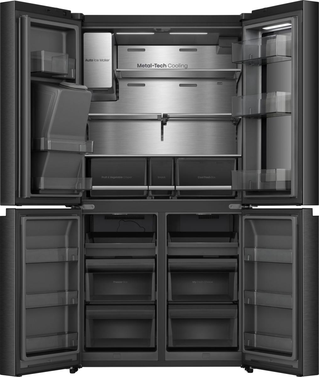 Nyitott fekete hűtőbelső Metal-Tech Cooling, jégkészítő és fiókok.