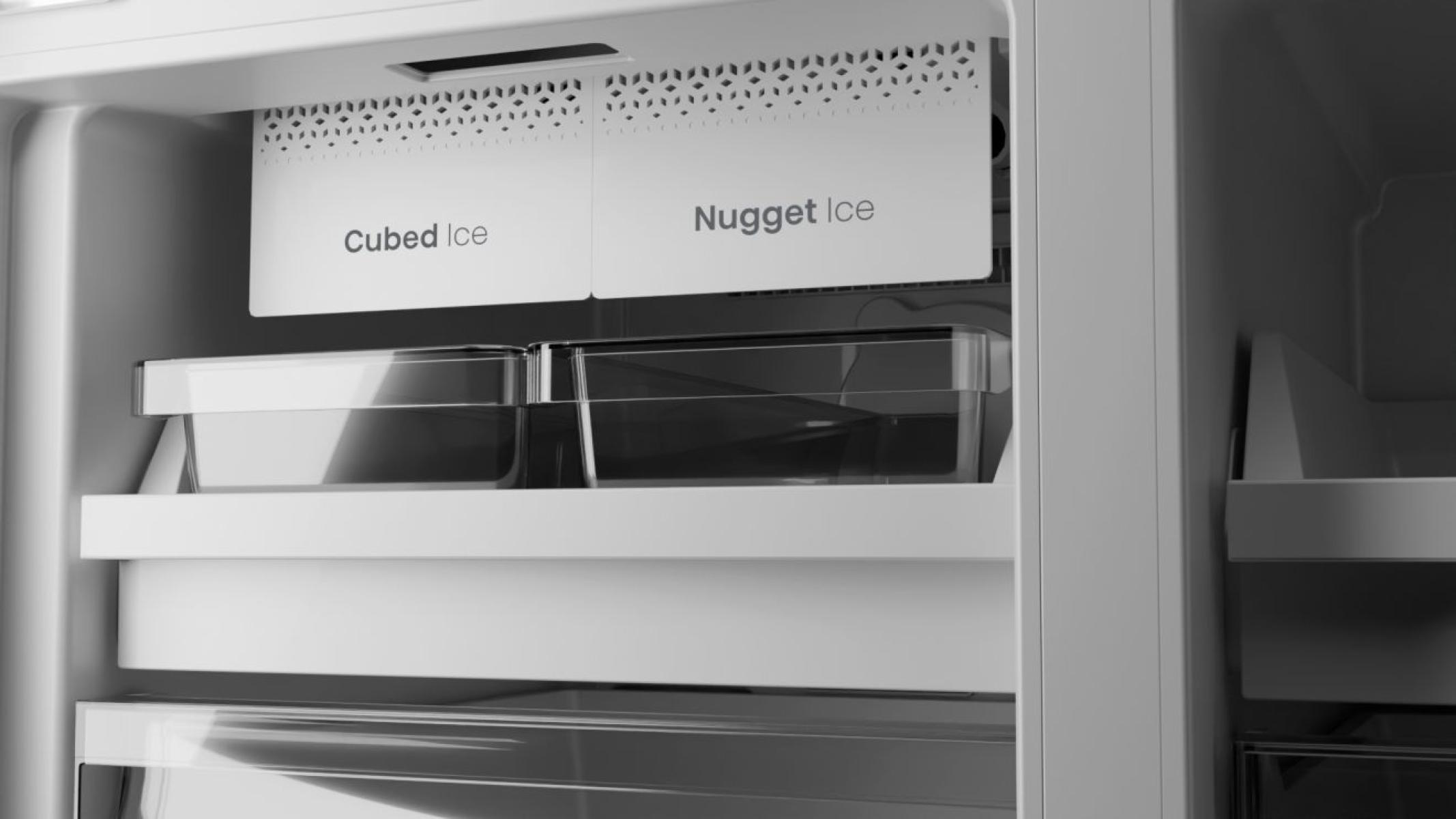 Hűtőszekrény belső nézete kocka- és nugget jégadagolókkal.