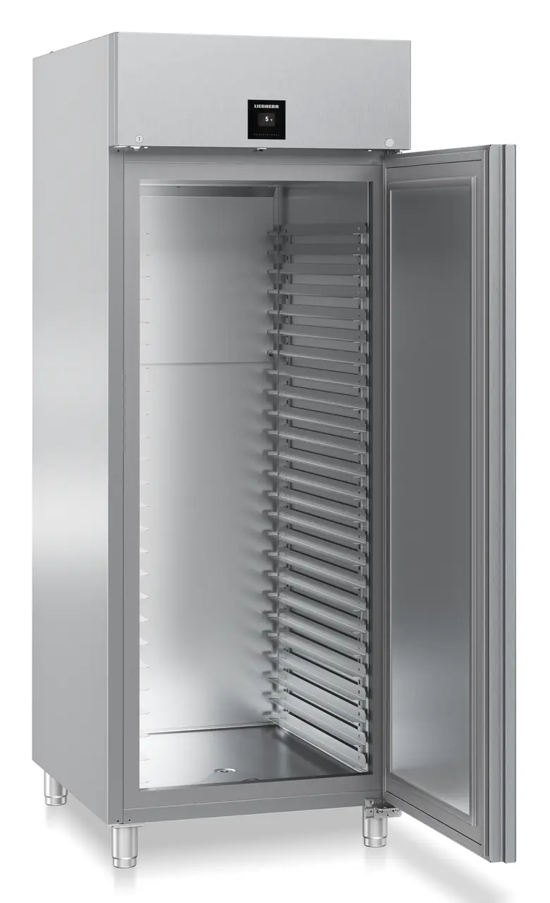 Nyitott rozsdamentes acél hűtőszekrény polcokkal és 5 Celsius fokot mutató digitális kijelzővel.