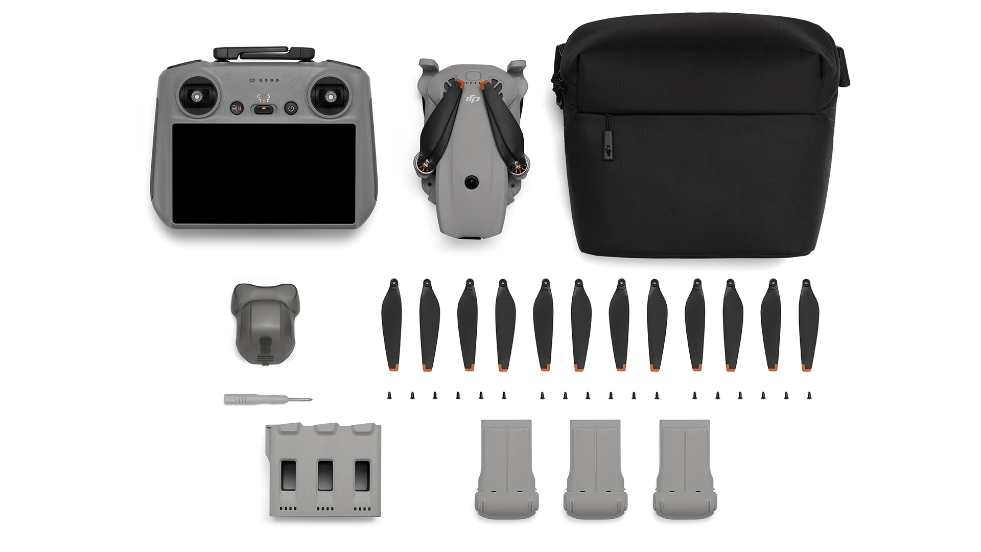 Gri drone kumandası, drone, çanta, yedek pervaneler, piller ve alet.