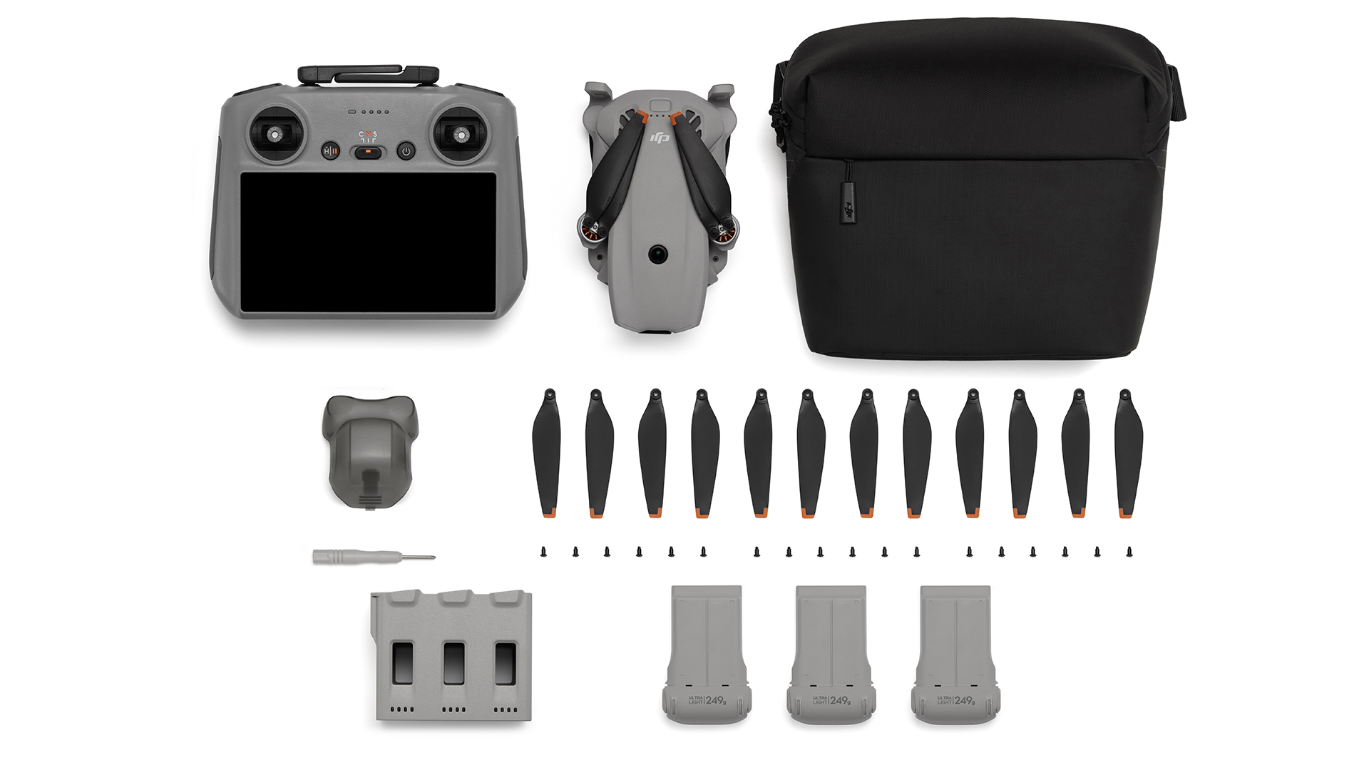 Gri DJI Mini 3 Pro drone kumandası, drone, çanta, piller, pervaneler ve alet.