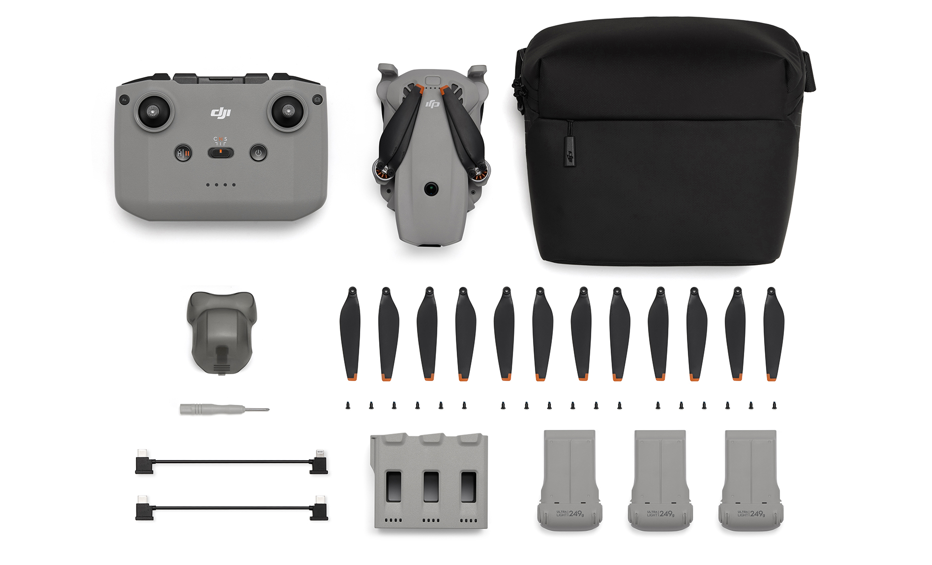 Drone aksesuarlarıyla: kumanda, çanta, pervaneler, piller, kablolar.
