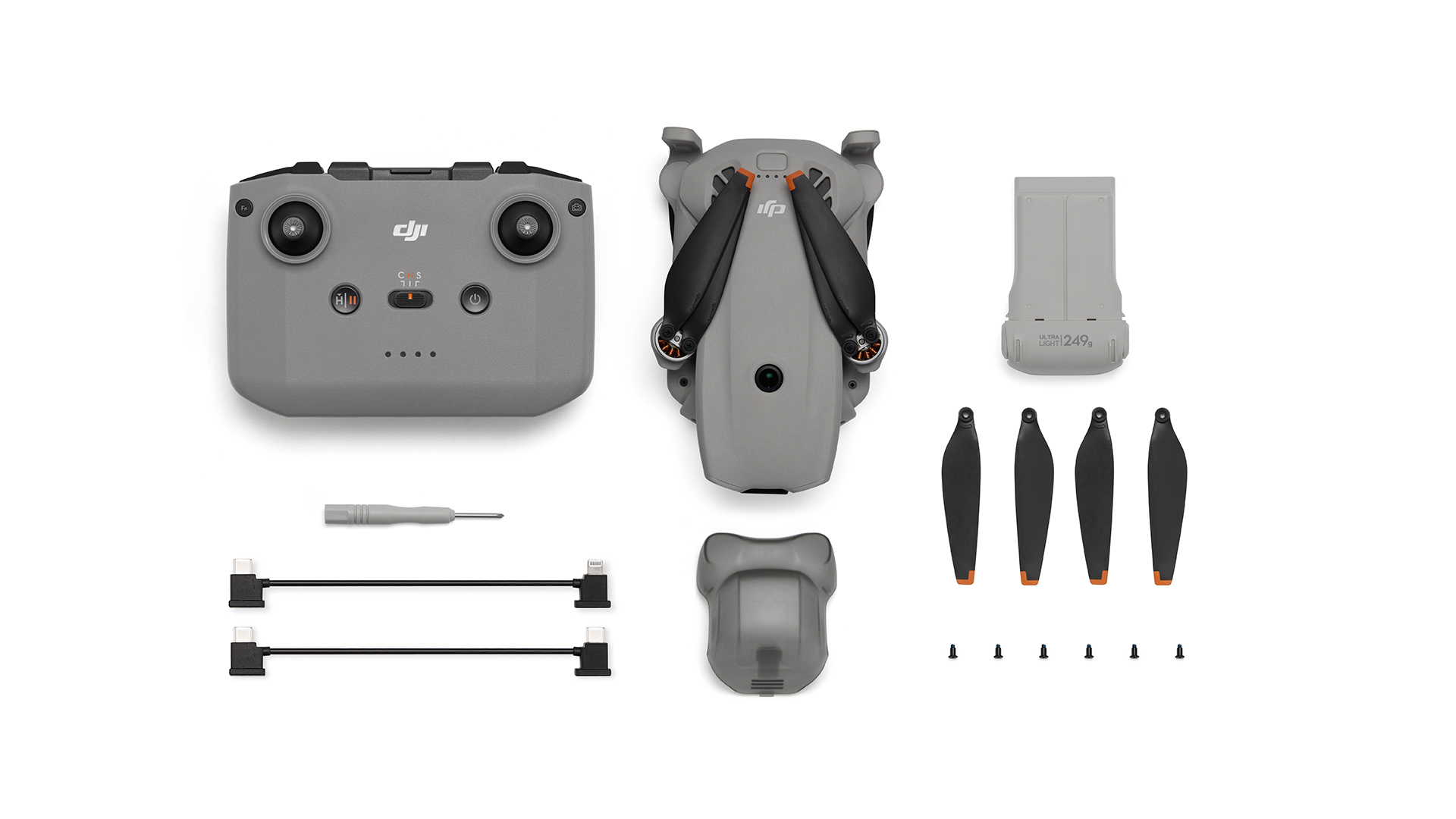 Gri DJI kumandası, drone, pil, pervane, kablo ve alet beyaz arka planda.