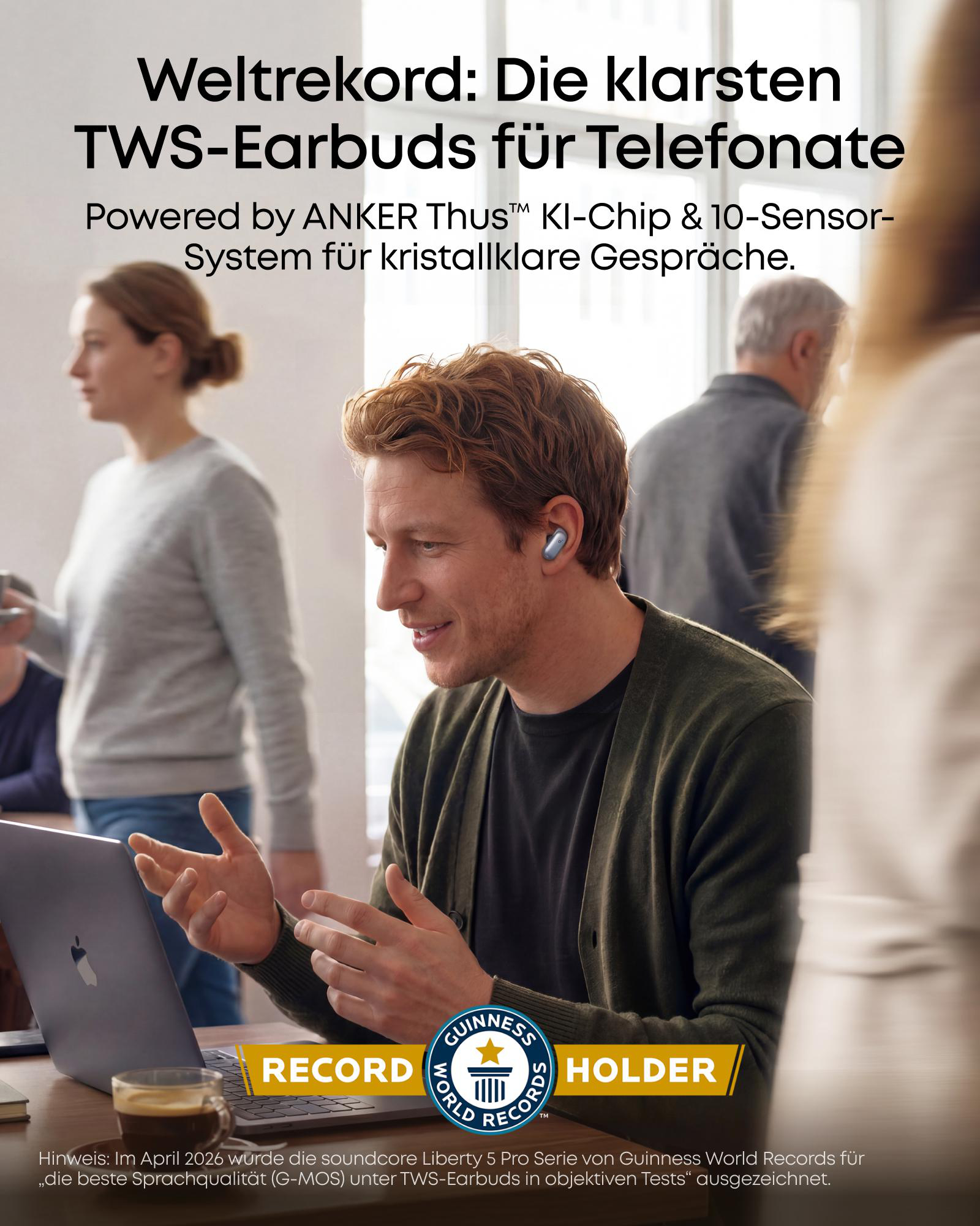 Mann mit roten Haaren trägt TWS-Ohrhörer und spricht, sitzt am Laptop. "Record Holder".