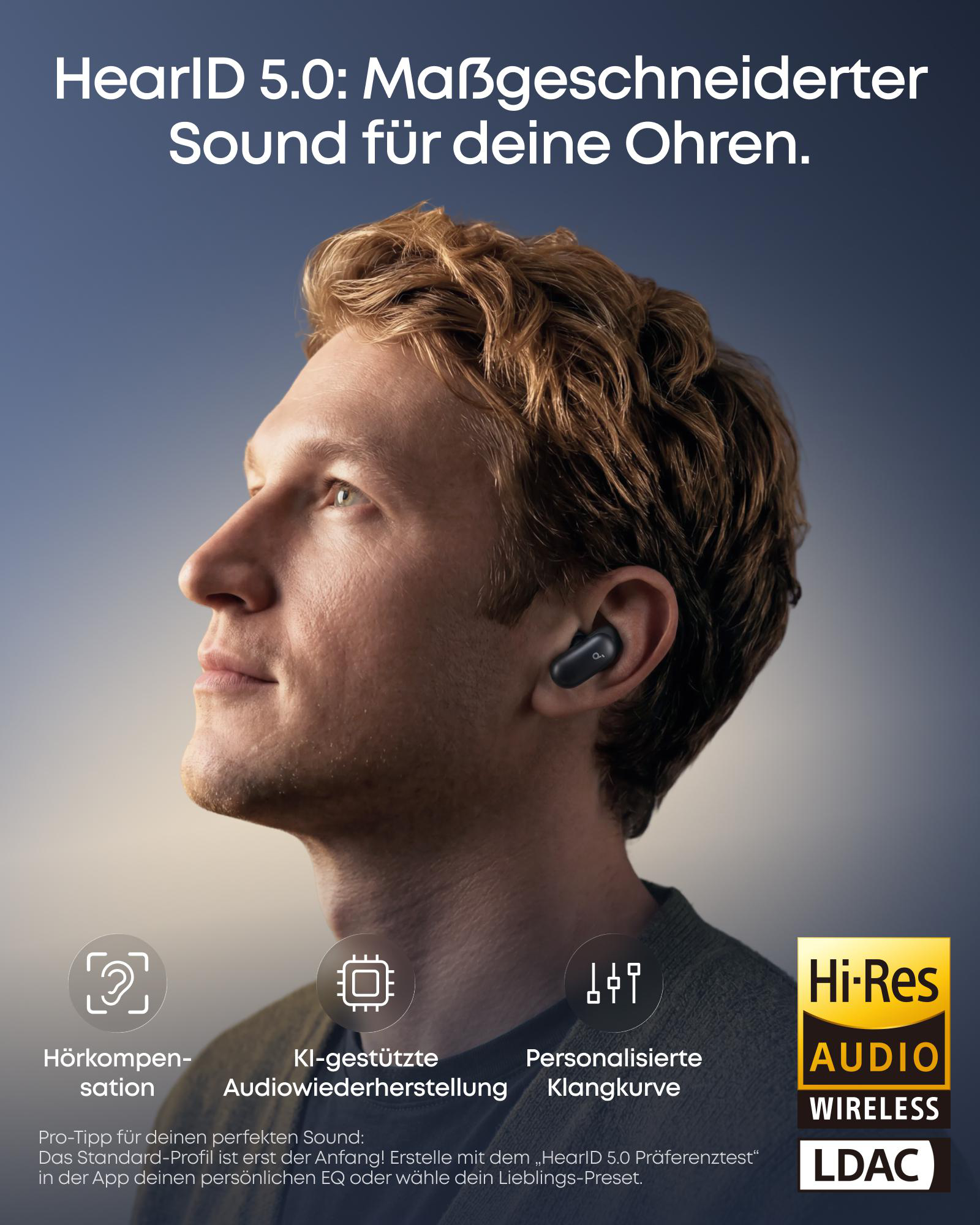 Ein Mann trägt einen schwarzen Ohrhörer, der HearID 5.0 bewirbt.