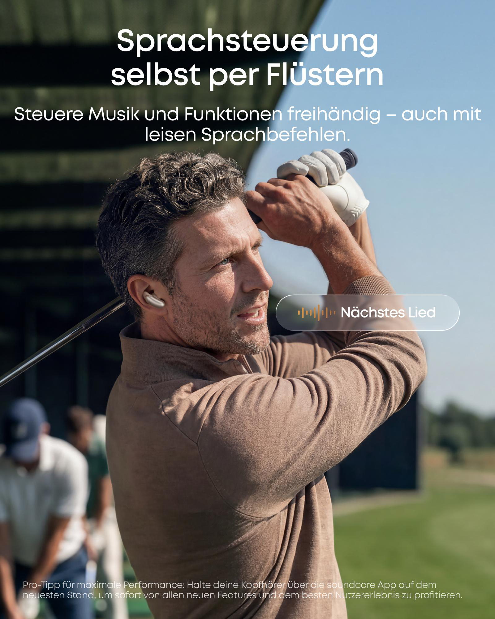 Ein Mann spielt Golf, trägt Kopfhörer und hört Musik.