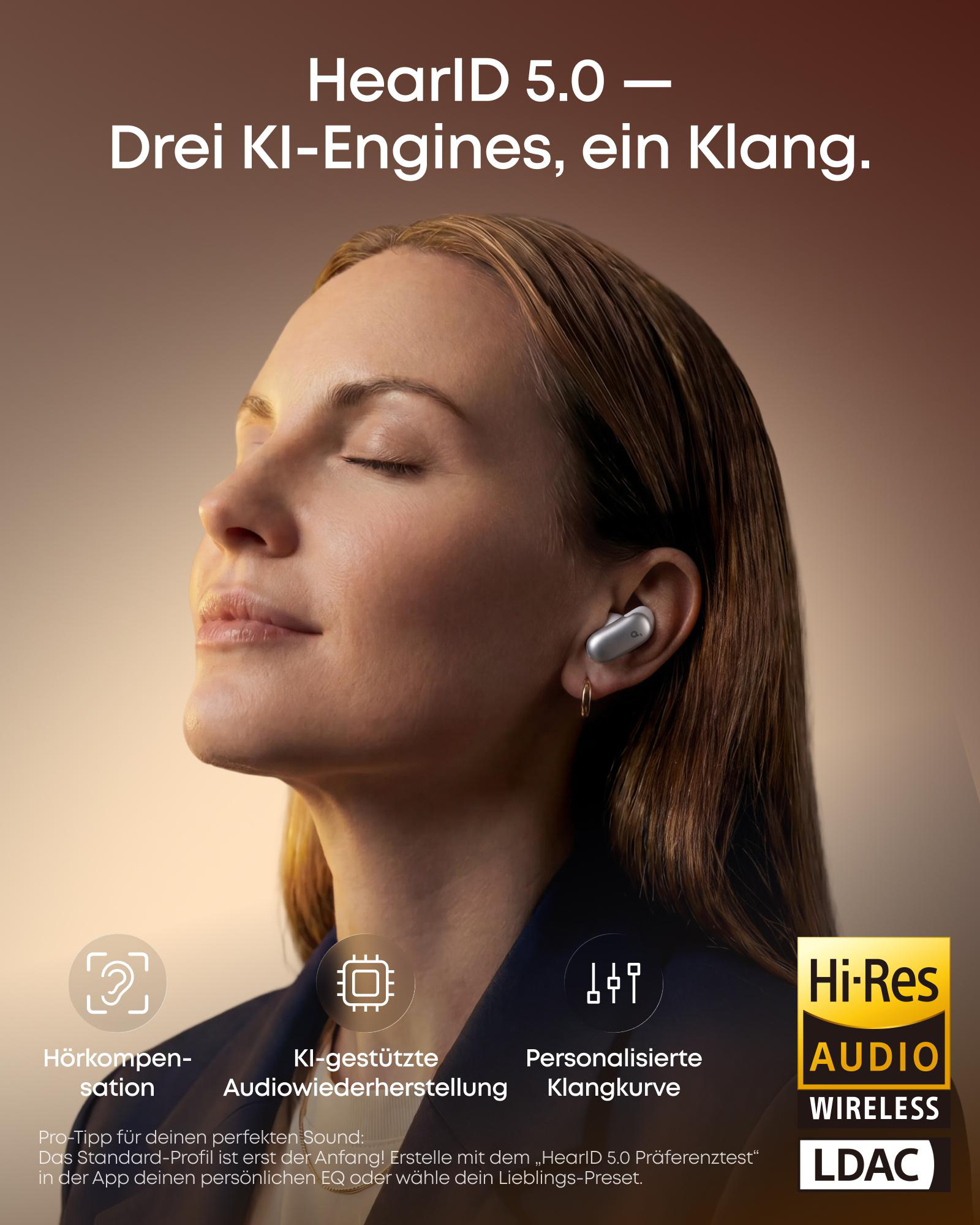 Eine Frau mit geschlossenen Augen trägt einen silbernen Ohrhörer. Drei Symbole zeigen Funktionen.