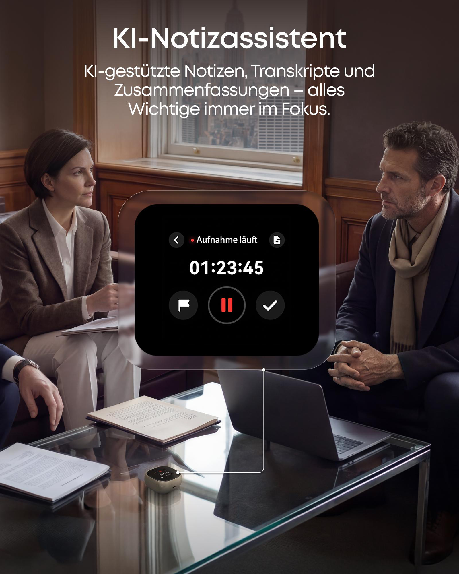 Besprechung mit KI-Assistent-Aufnahme auf einem Tisch