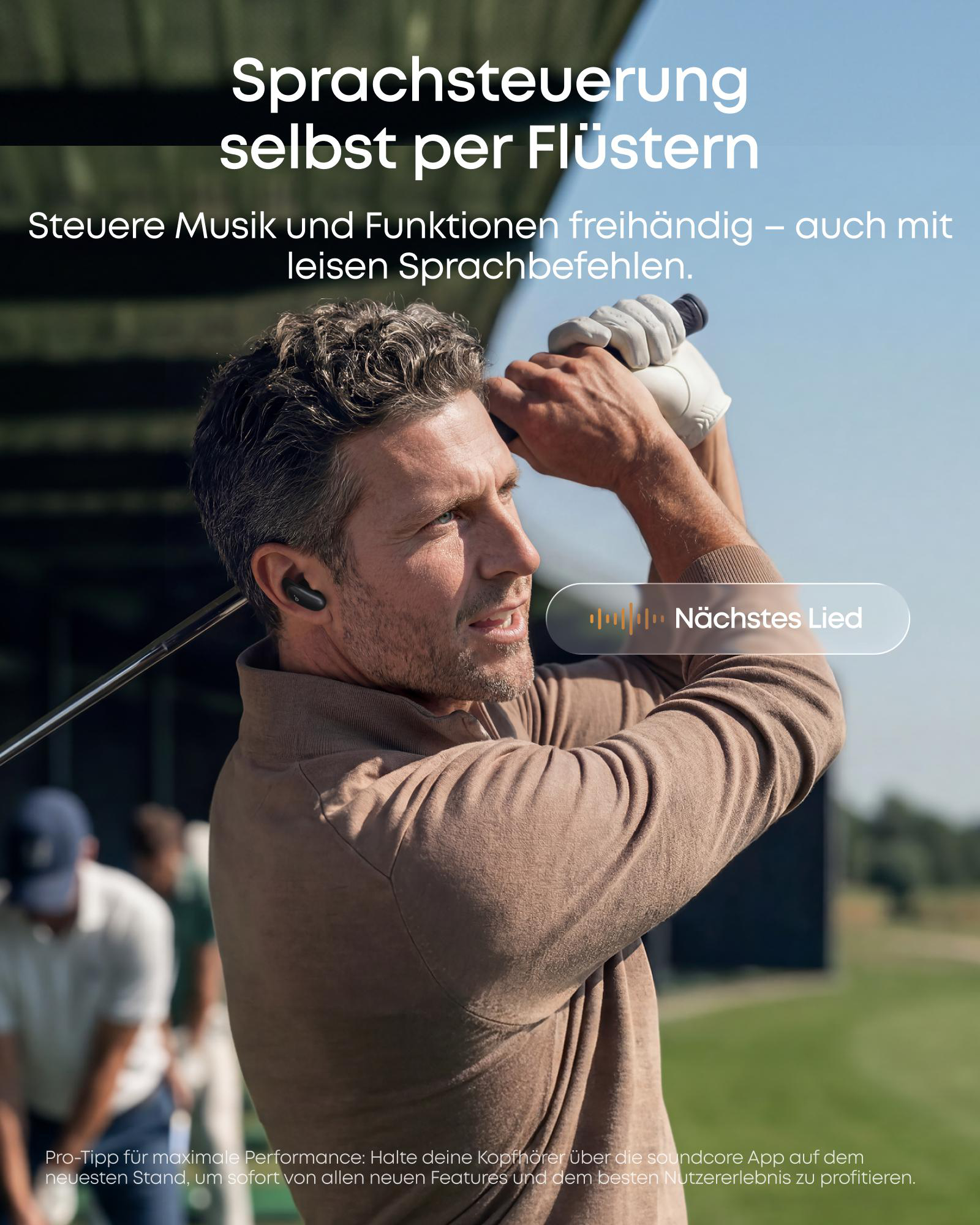 Ein Mann spielt Golf und hört Musik über Kopfhörer.