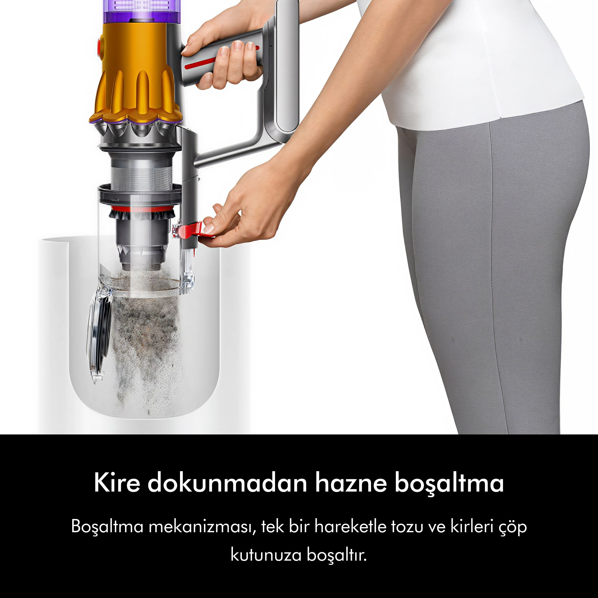 El, hazneyi kirle temas etmeden boşaltmak için sarı elektrikli süpürgeyi tutuyor.