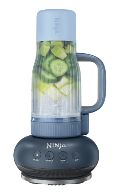 Niebieski blender Ninja z plasterkami ogórka i lodem w dzbanku.