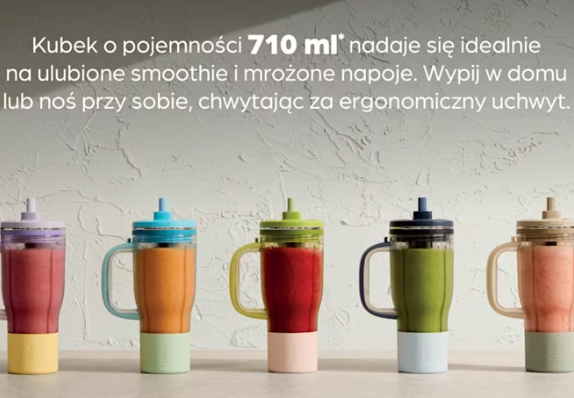 Pięć kolorowych kubków z uchwytami i pokrywkami, wypełnionych smoothie.