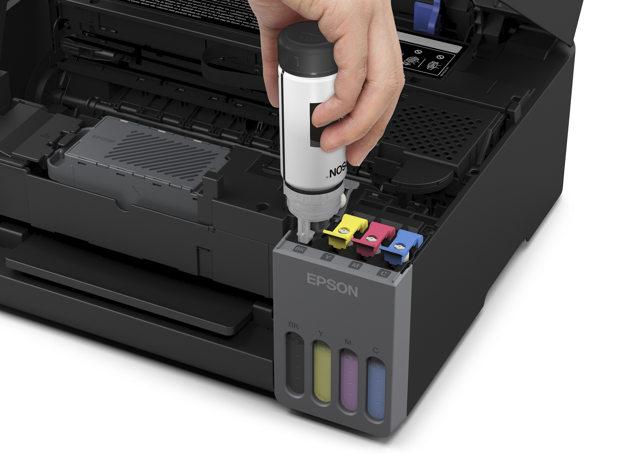 Bir el, siyah bir Epson yazıcıya mürekkep şişesi dolduruyor.