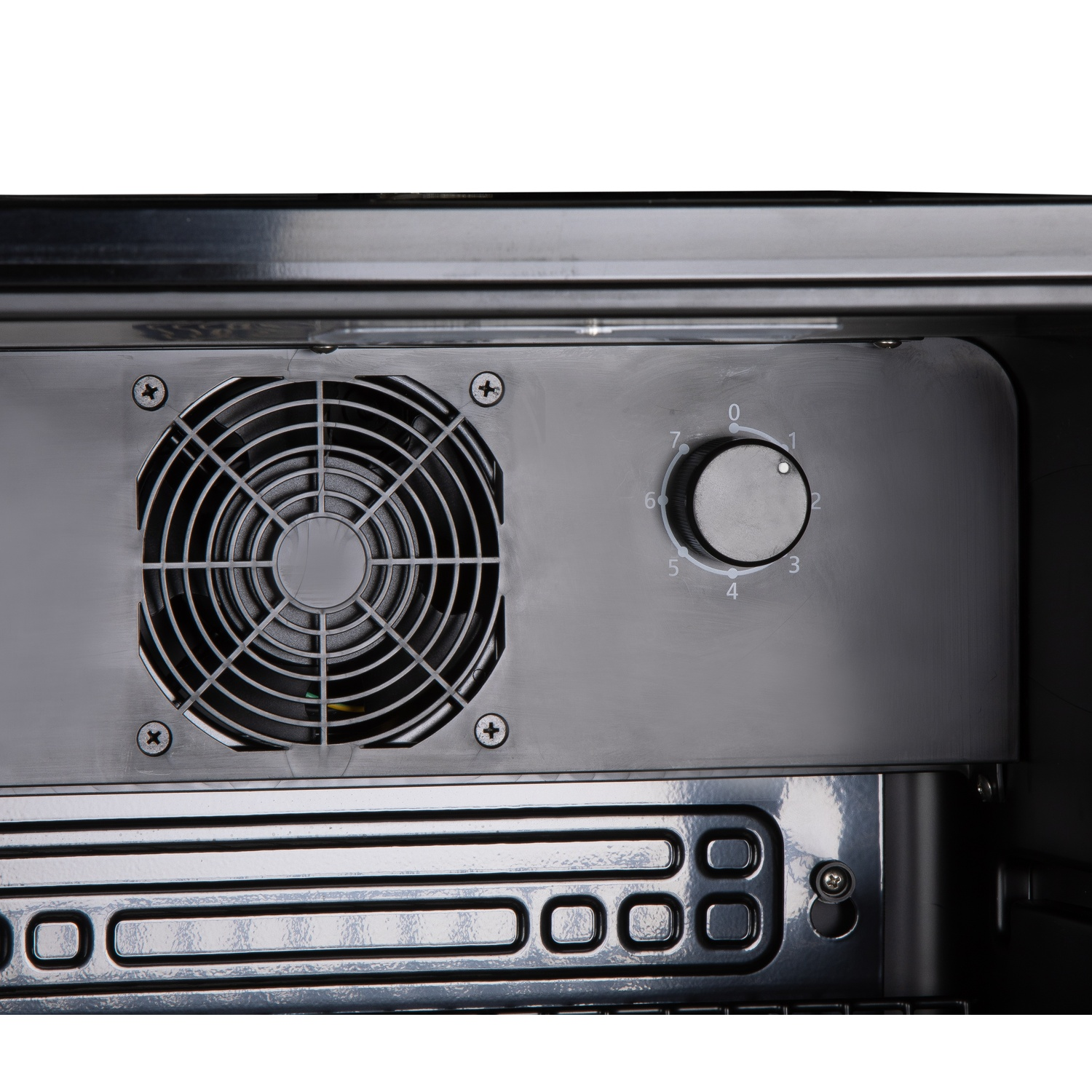 Une grille de ventilateur et un cadran de température avec les chiffres 0-7 sont visibles dans un boîtier sombre.