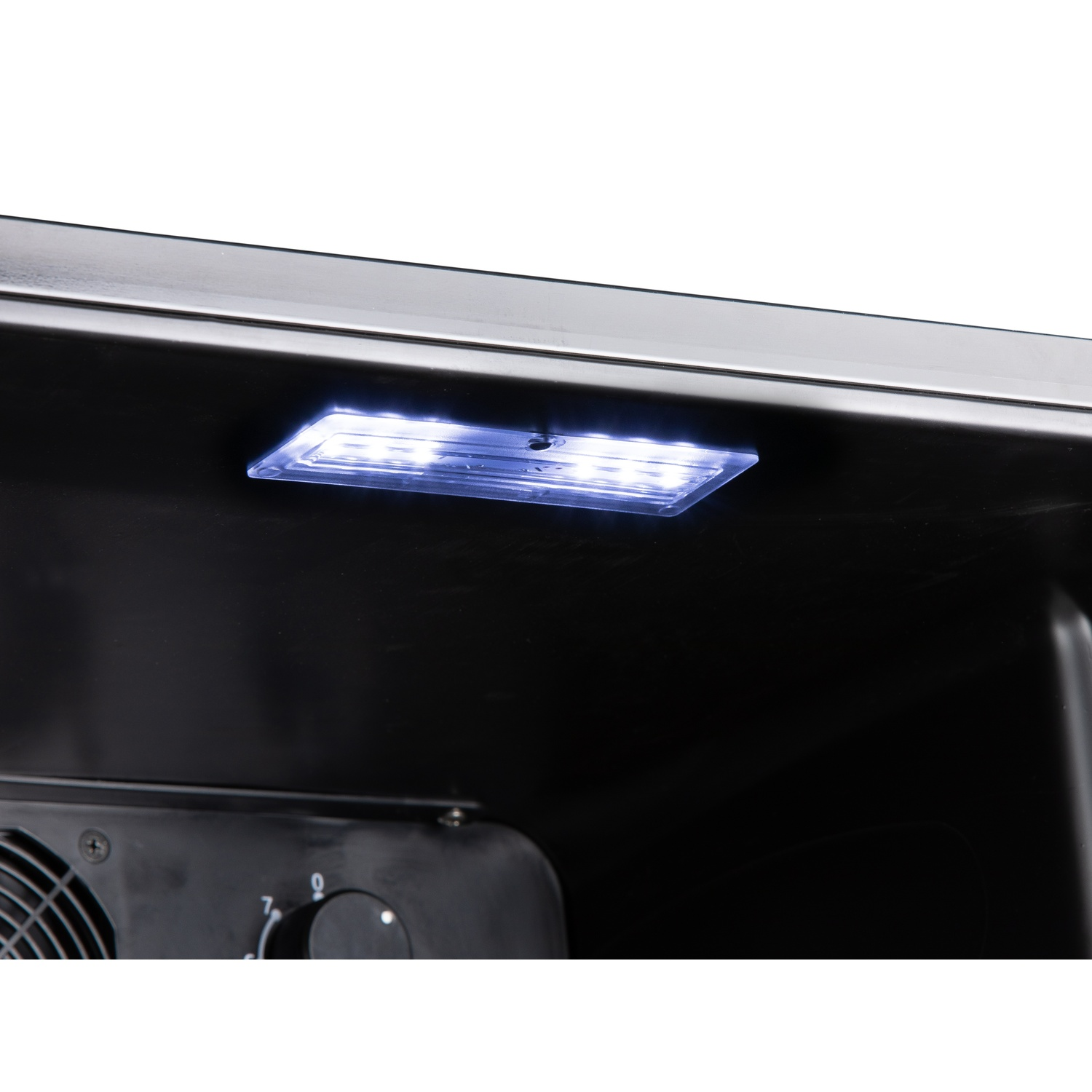 Une bande de lumières LED illumine l'intérieur noir d'une armoire.