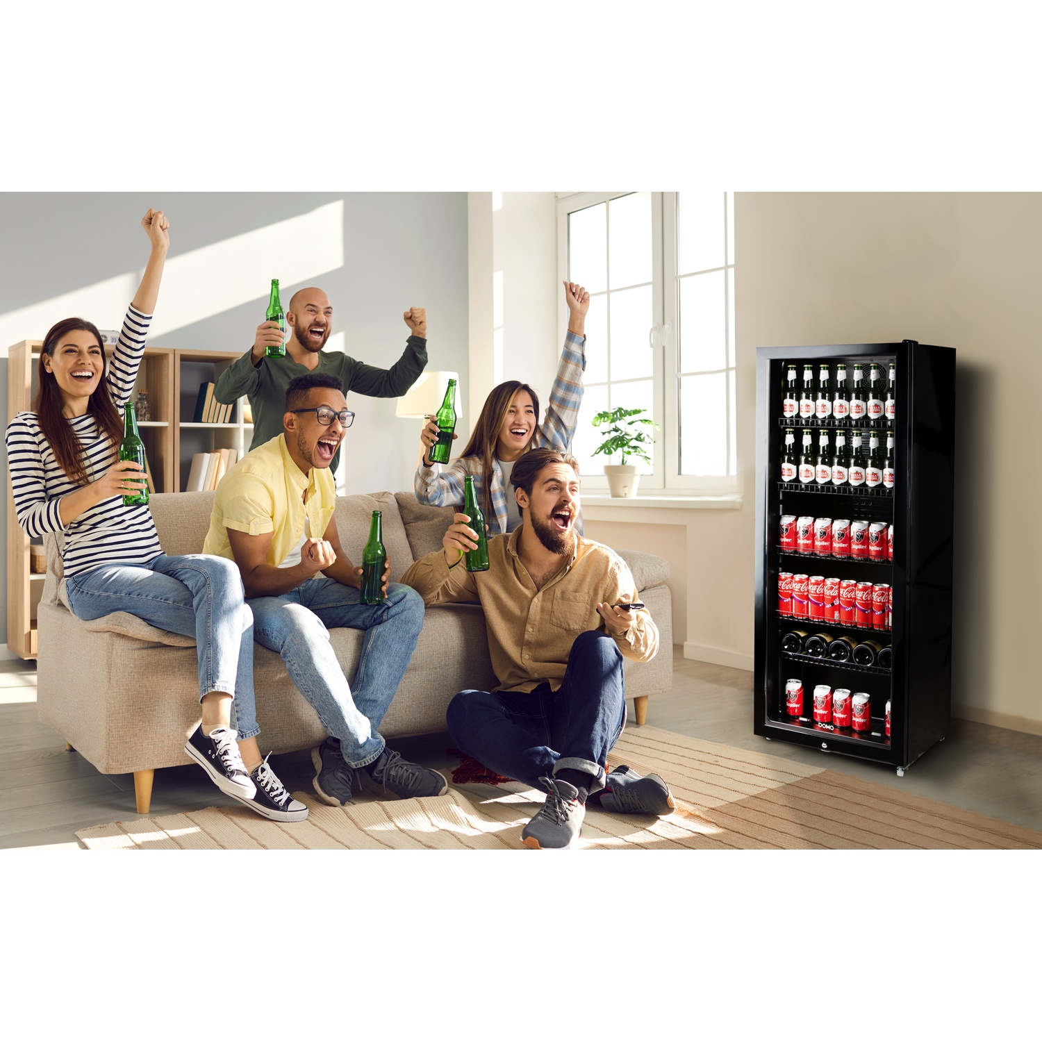 Cinq amis exultent devant un réfrigérateur de boissons.