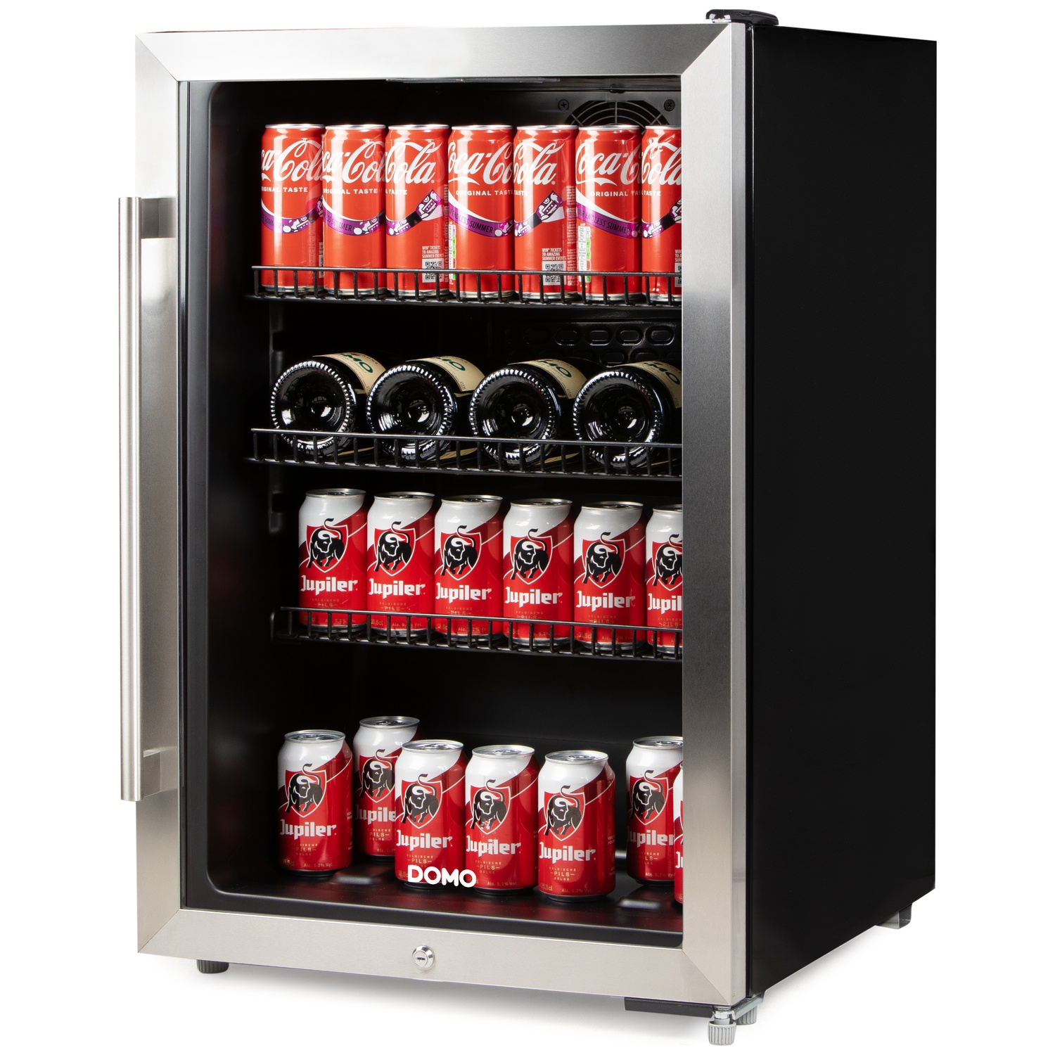 Een open koelkast met Coca-Cola blikjes, bierflessen en Jupiler bierblikjes.