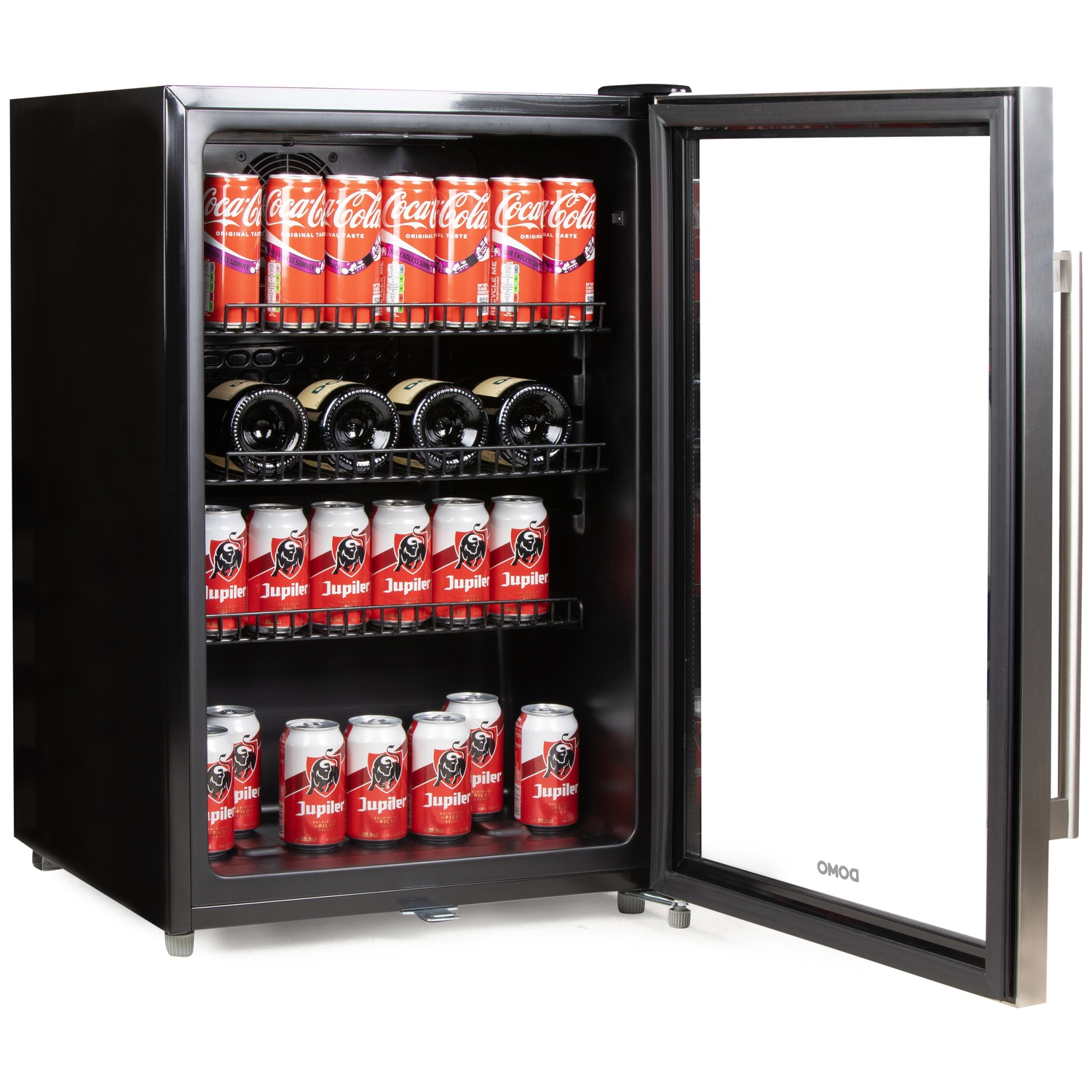Zwarte mini koelkast met open deur, gevuld met Coca-Cola blikjes en bierflesjes.