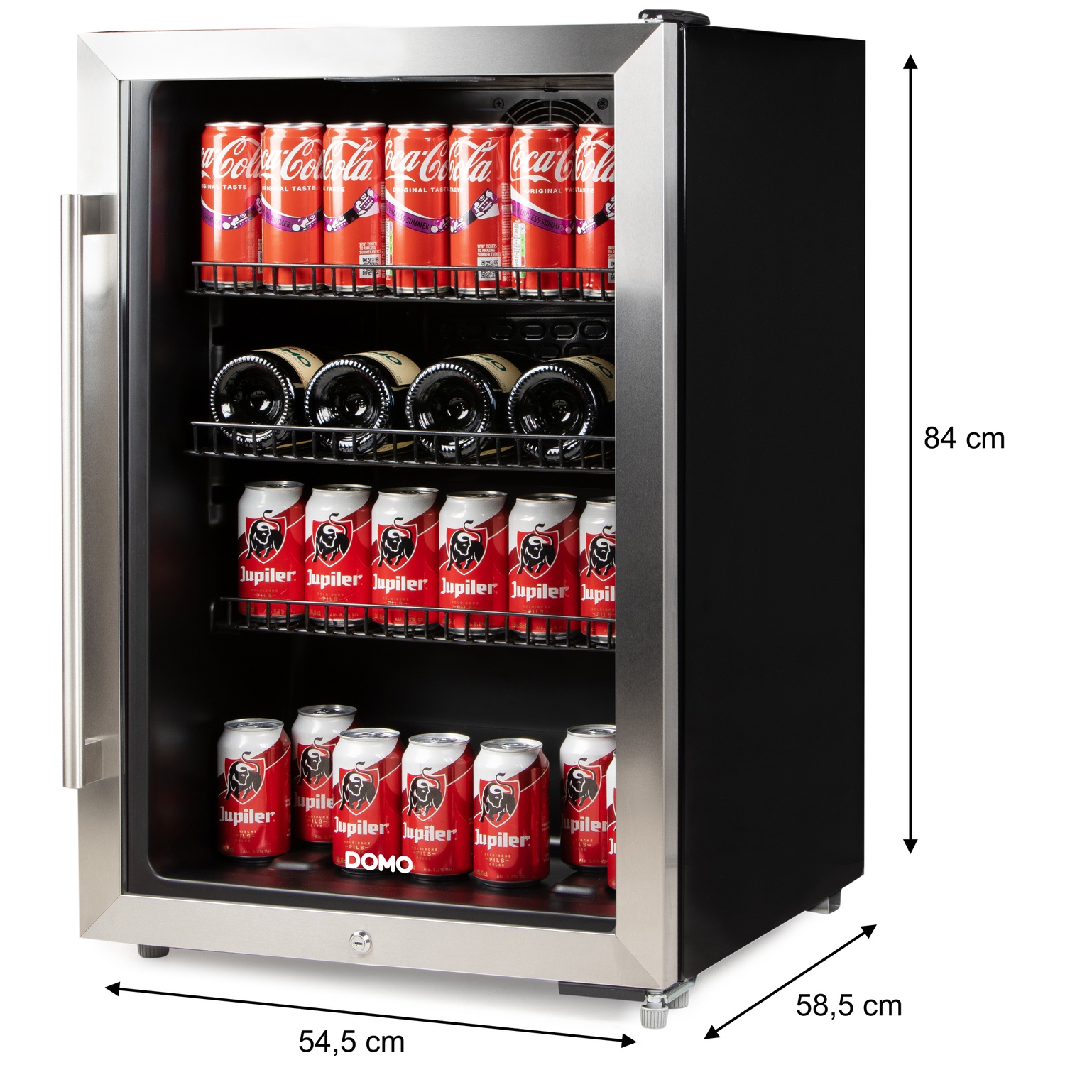 Een zilveren koelkast met zwarte zijkanten, gevuld met Coca-Cola en Jupiler blikjes en flessen.