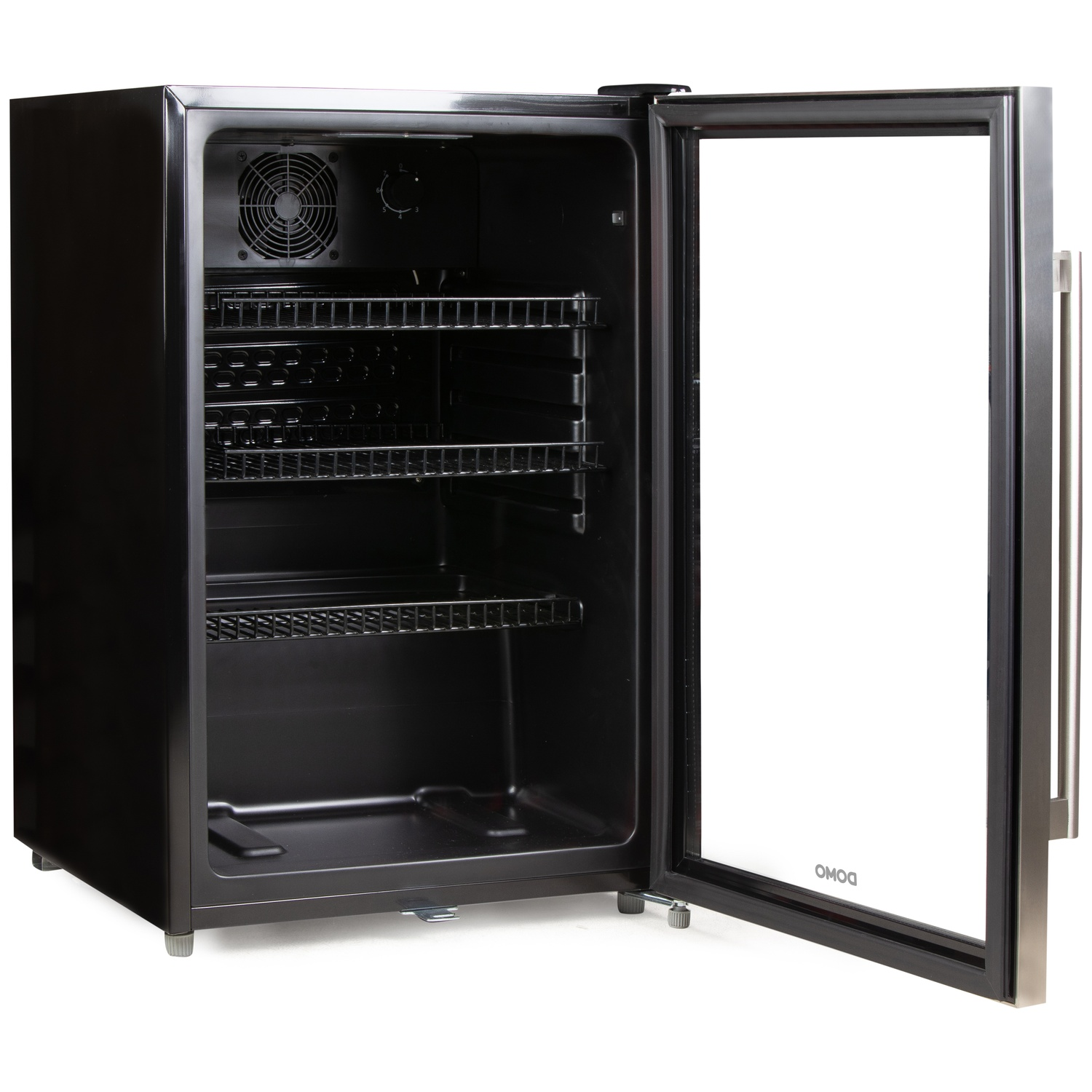 Zwarte mini koelkast met open glazen deur, toont planken, ventilator en temperatuurregelaar.