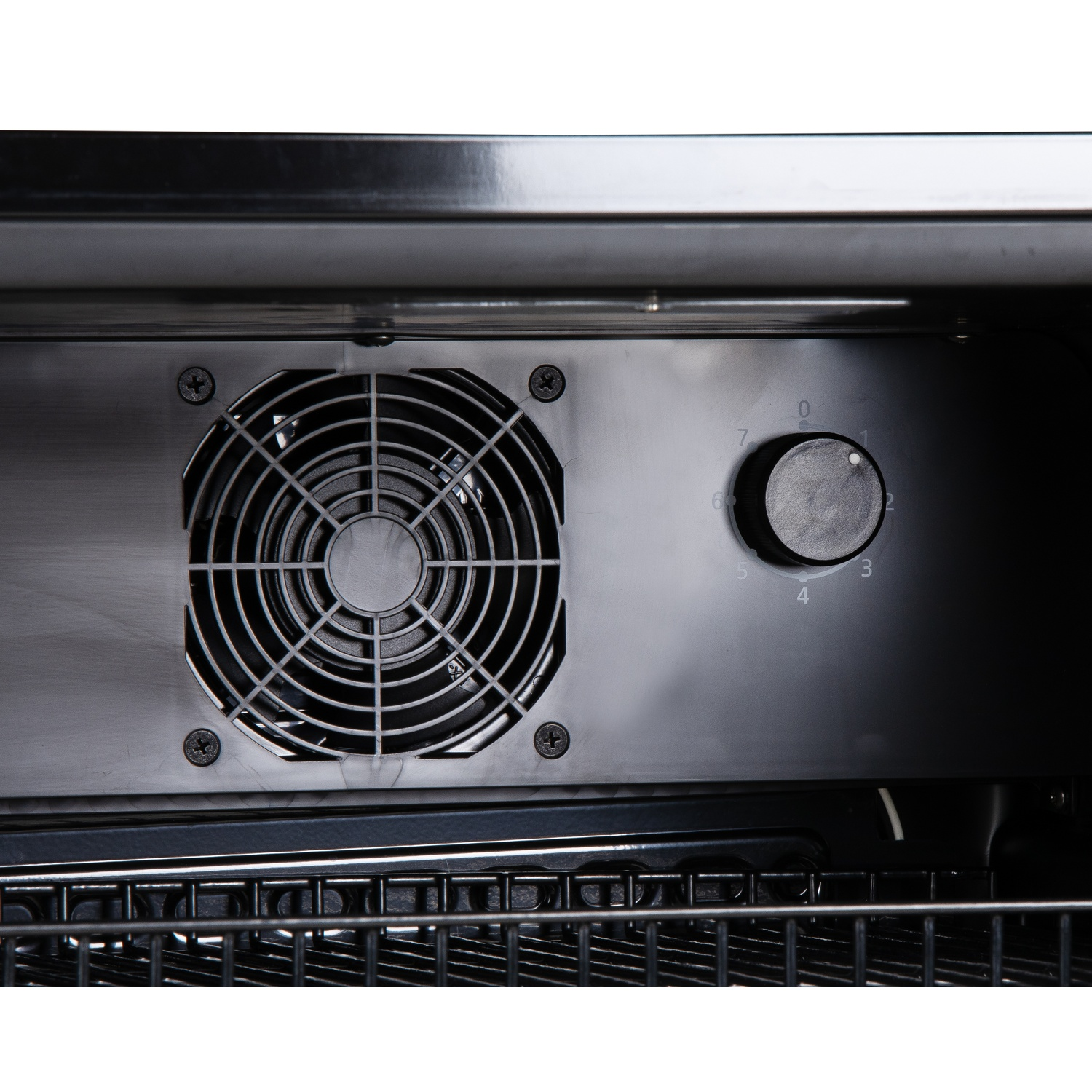 Een ventilatorrooster en een draaiknop met cijfers 0 tot 7 zijn zichtbaar.