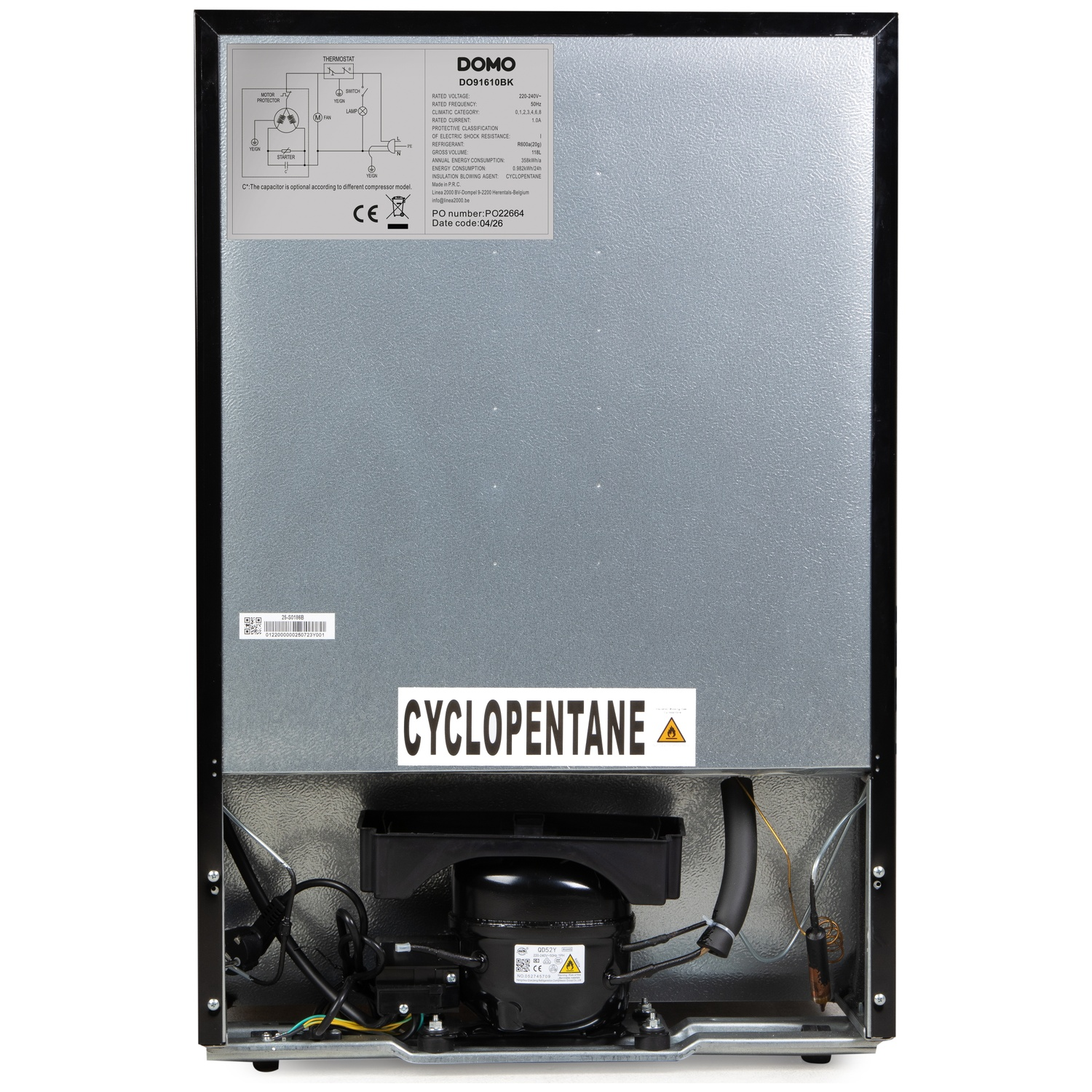 Achterkant van een koelkast met technische specificaties en compressor.