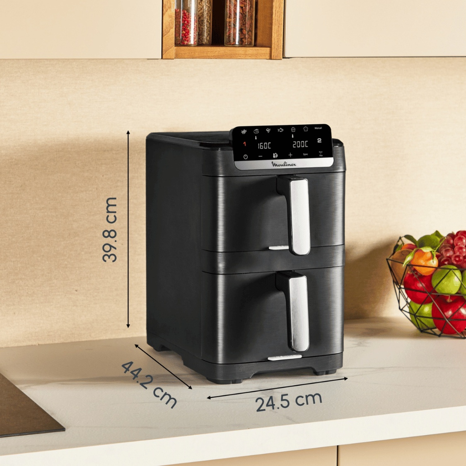 Friggitrice ad aria nera a doppio cassetto con manici argentati.
