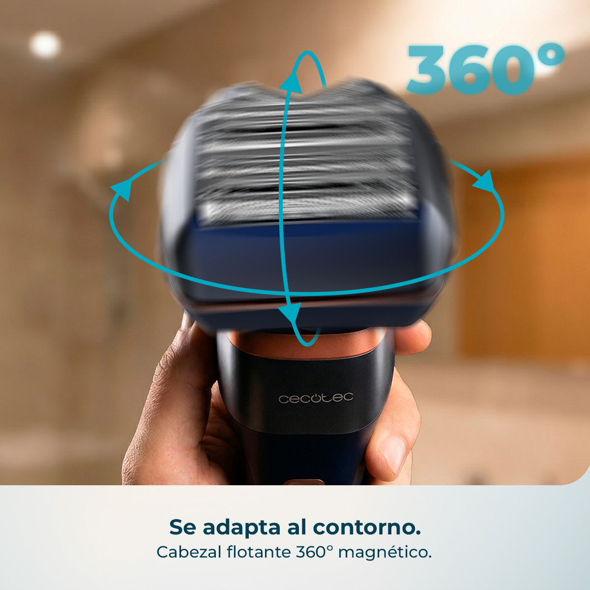 Un hombre sostiene una afeitadora eléctrica azul con flechas de movimiento 360.