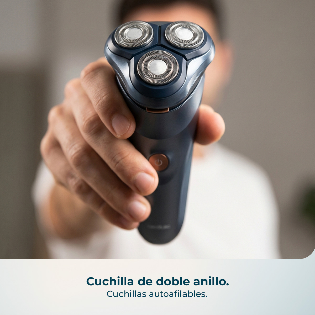 Un hombre sostiene una afeitadora eléctrica azul con tres cabezales redondos.