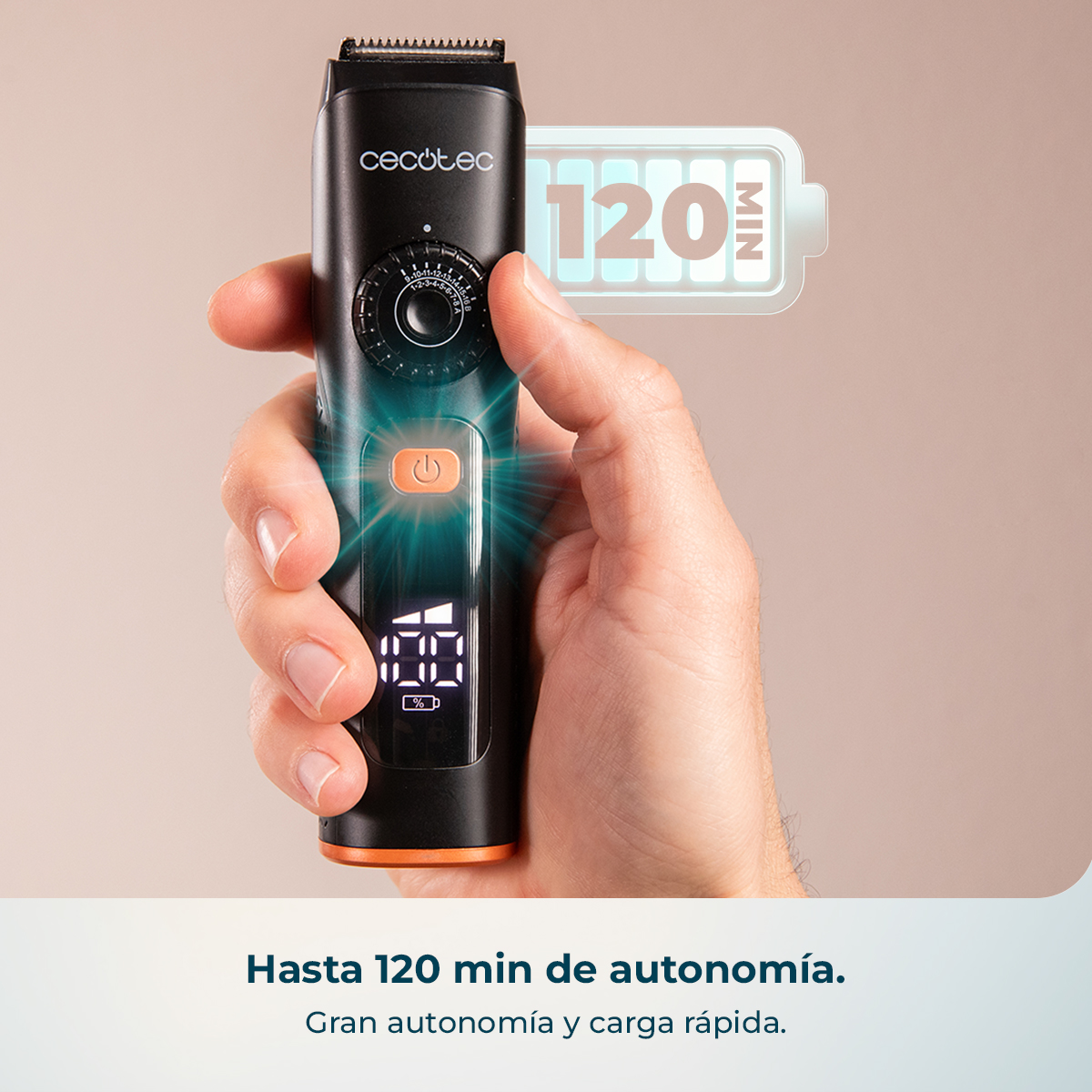 Una mano sostiene un recortador negro con pantalla digital e indicador de batería.