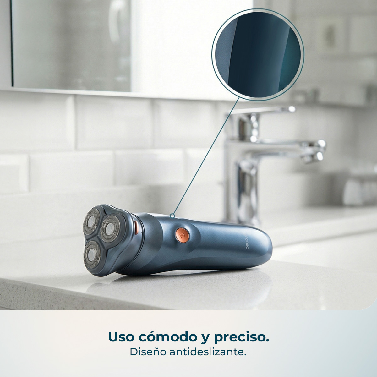 Una afeitadora eléctrica azul con tres cabezales giratorios y un botón naranja.