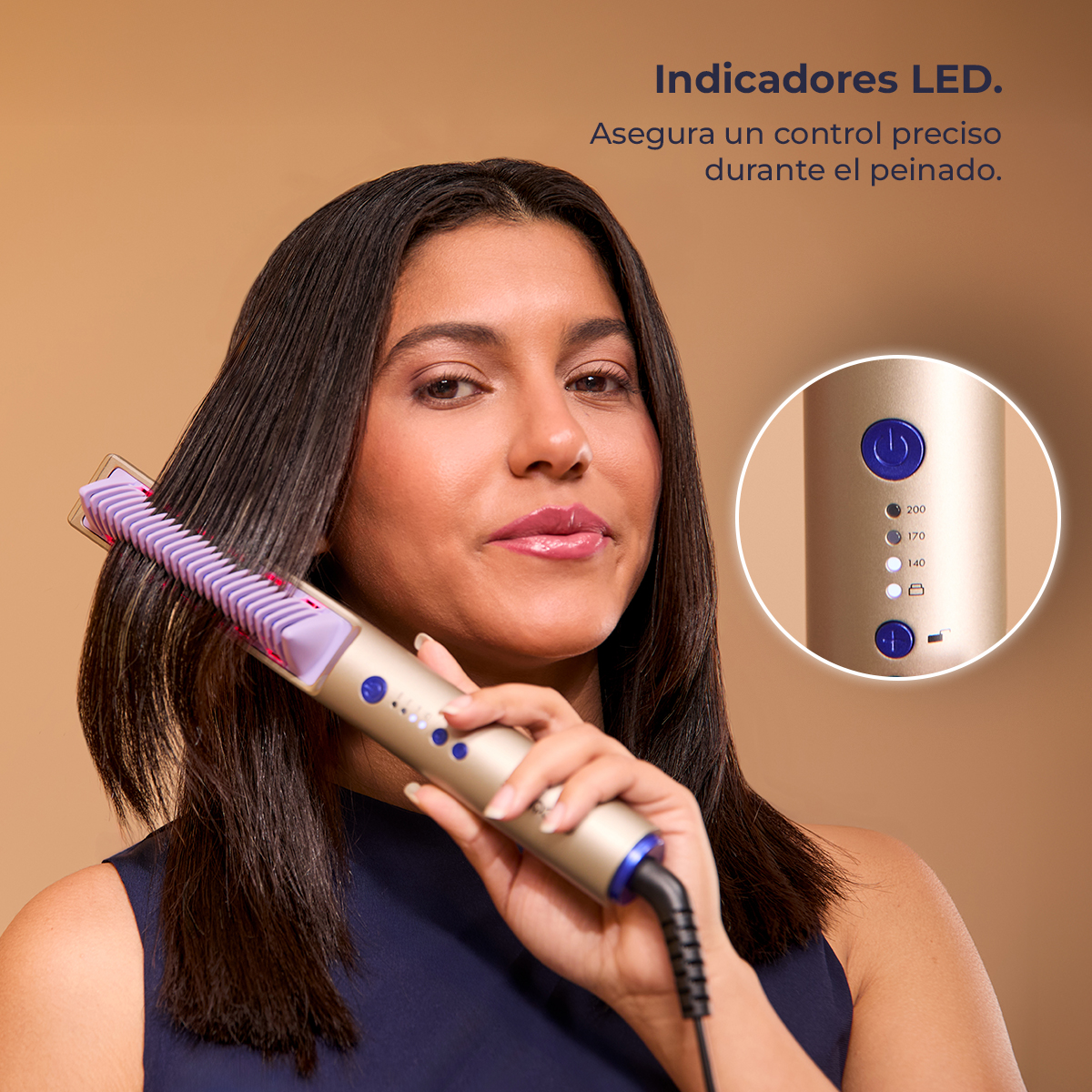 Una mujer alisa su cabello oscuro con un peine dorado de púas moradas e indicadores LED.