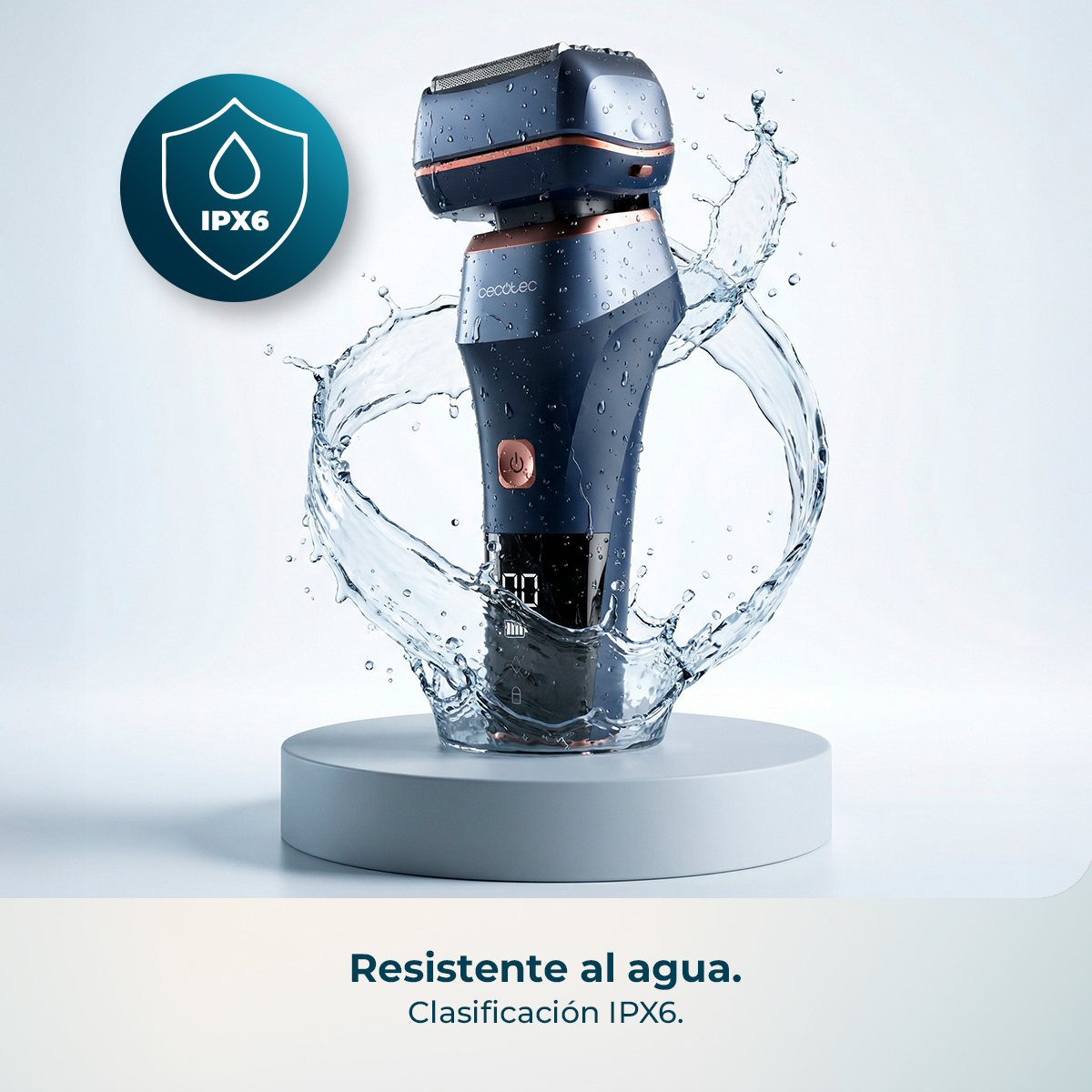 Afeitadora azul oscuro con detalles cobrizos, rodeada de salpicaduras de agua.