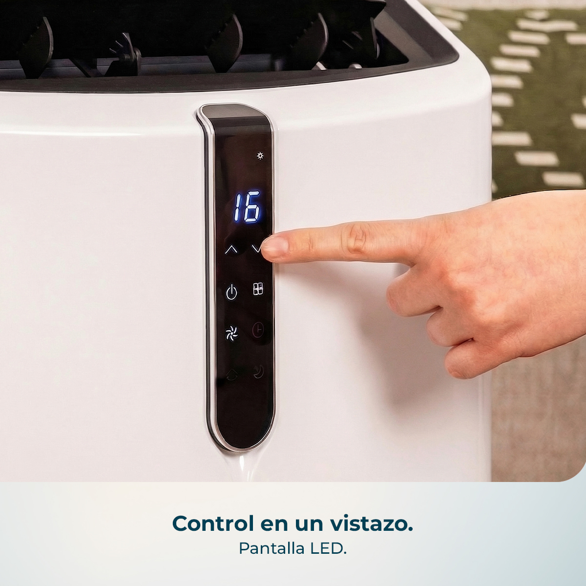 Un dedo presiona el botón V en un aparato blanco con pantalla LED que muestra 16.