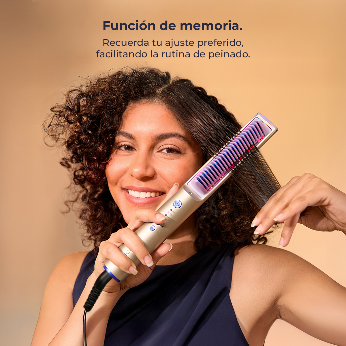 Una mujer se peina con un peine dorado con luces azules y rojas.