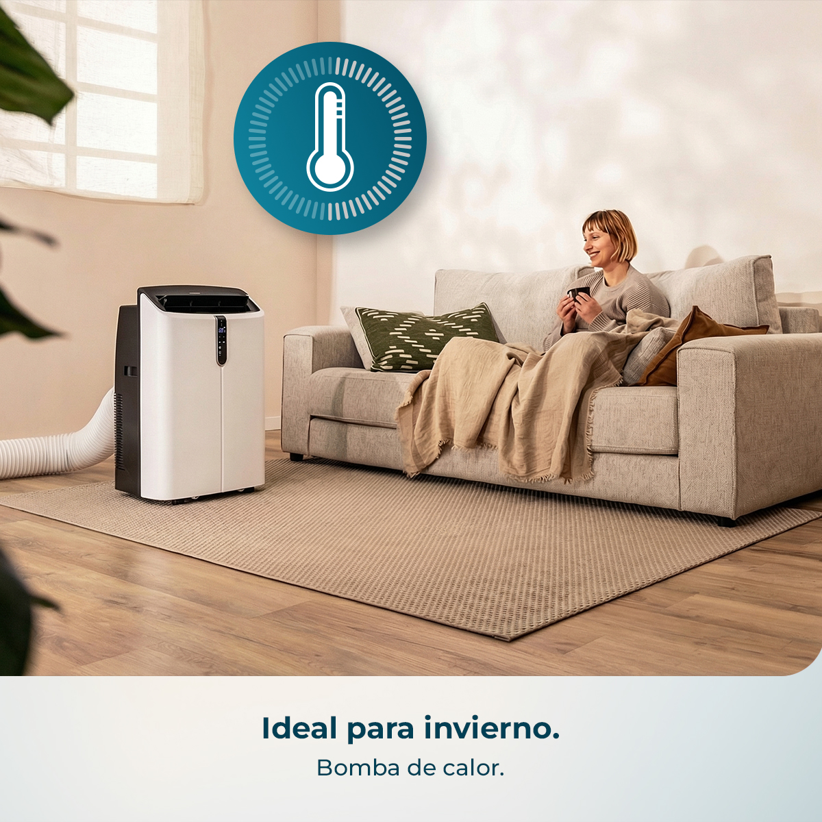 Un aire acondicionado portátil junto a un sofá con una mujer. Se ve un icono de termómetro.
