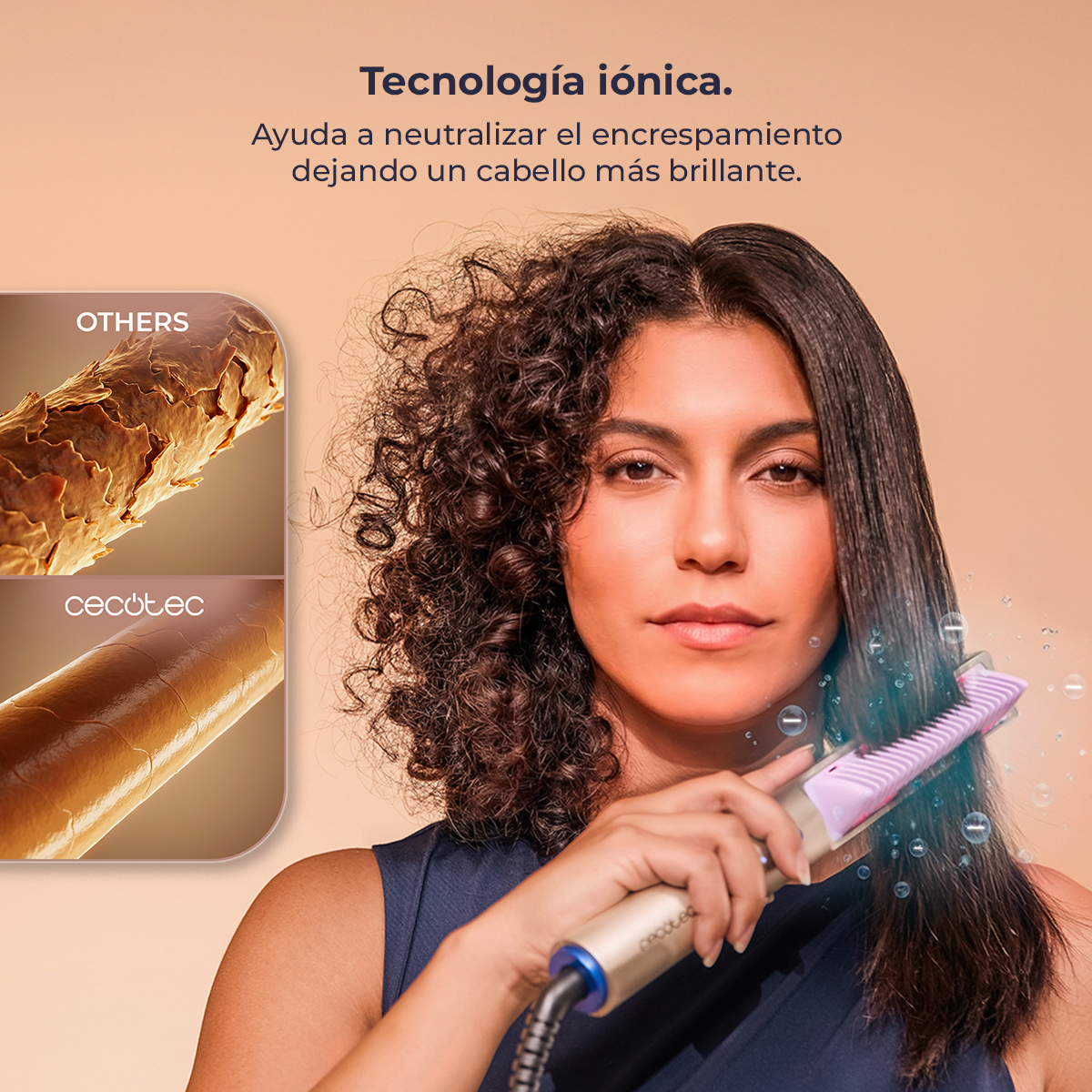 Mujer alisando pelo rizado con plancha iónica; comparación de texturas capilares.