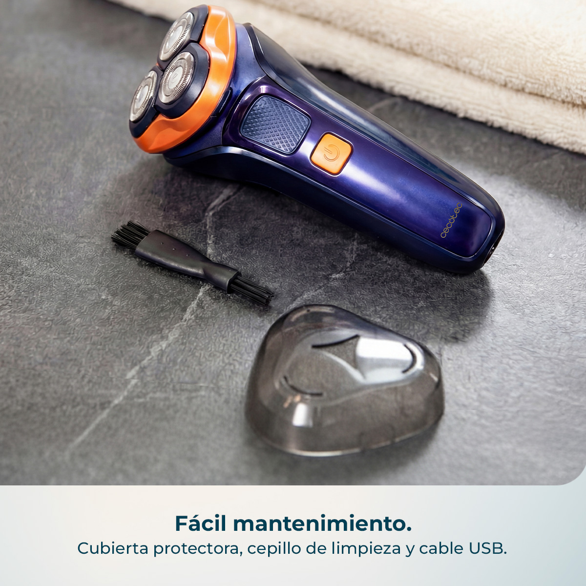 Una afeitadora morada con detalles naranjas, cepillo y capuchón.