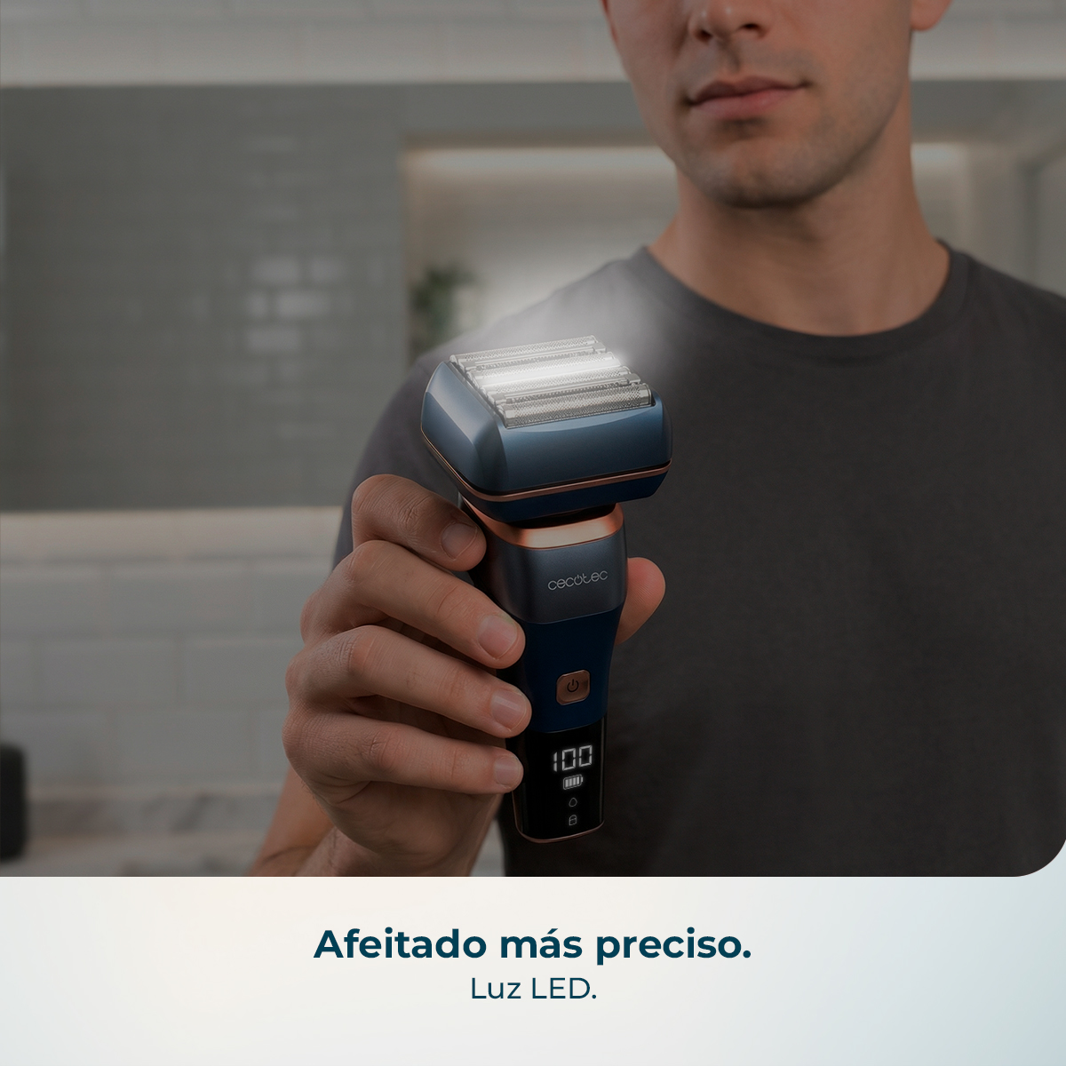 Hombre sosteniendo una afeitadora eléctrica azul con luz LED y pantalla.