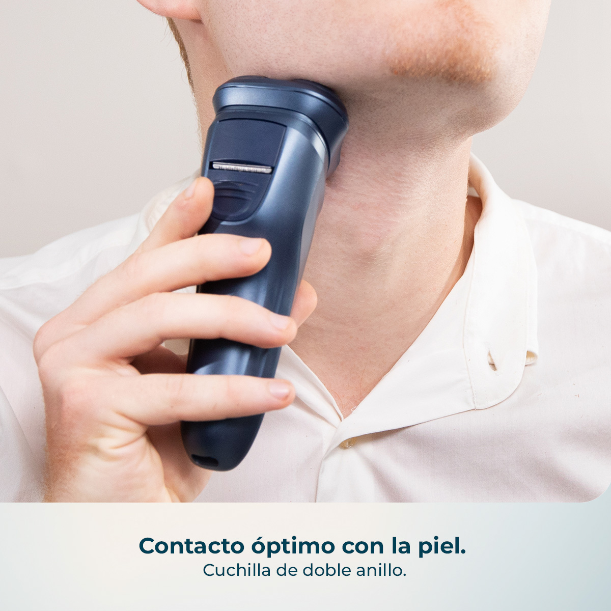 Hombre se afeita el cuello con una afeitadora eléctrica azul.