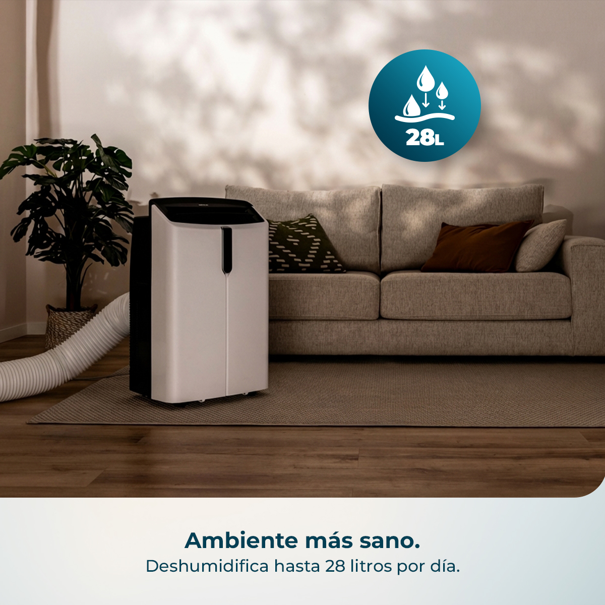 Un deshumidificador blanco junto a un sofá en una sala de estar con manguera de escape.