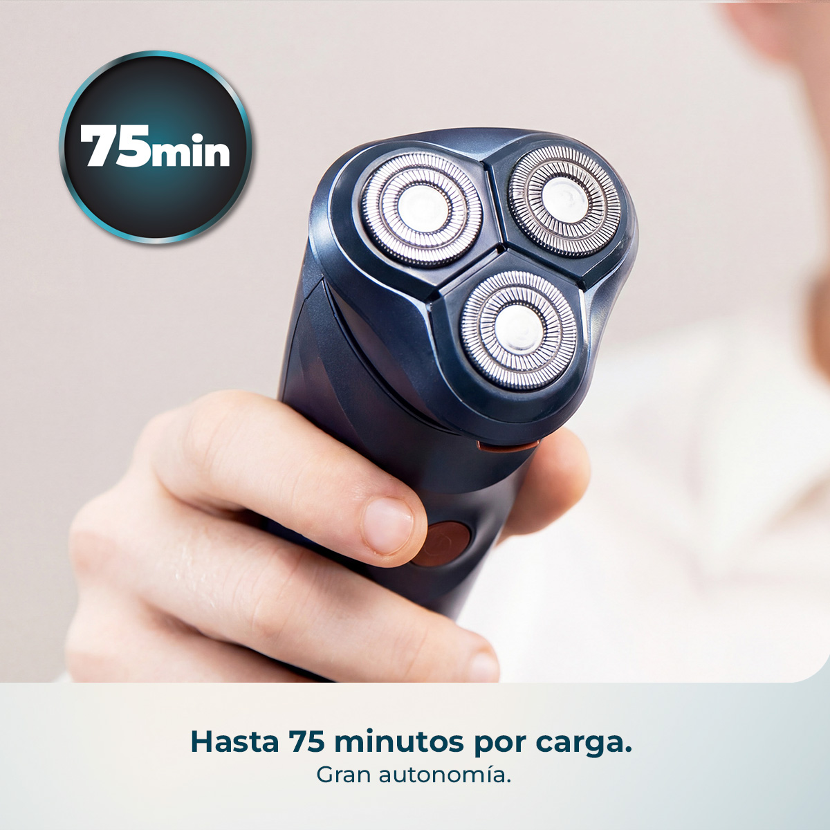 Una mano sostiene una afeitadora azul con tres cabezales giratorios. 75 minutos de batería.