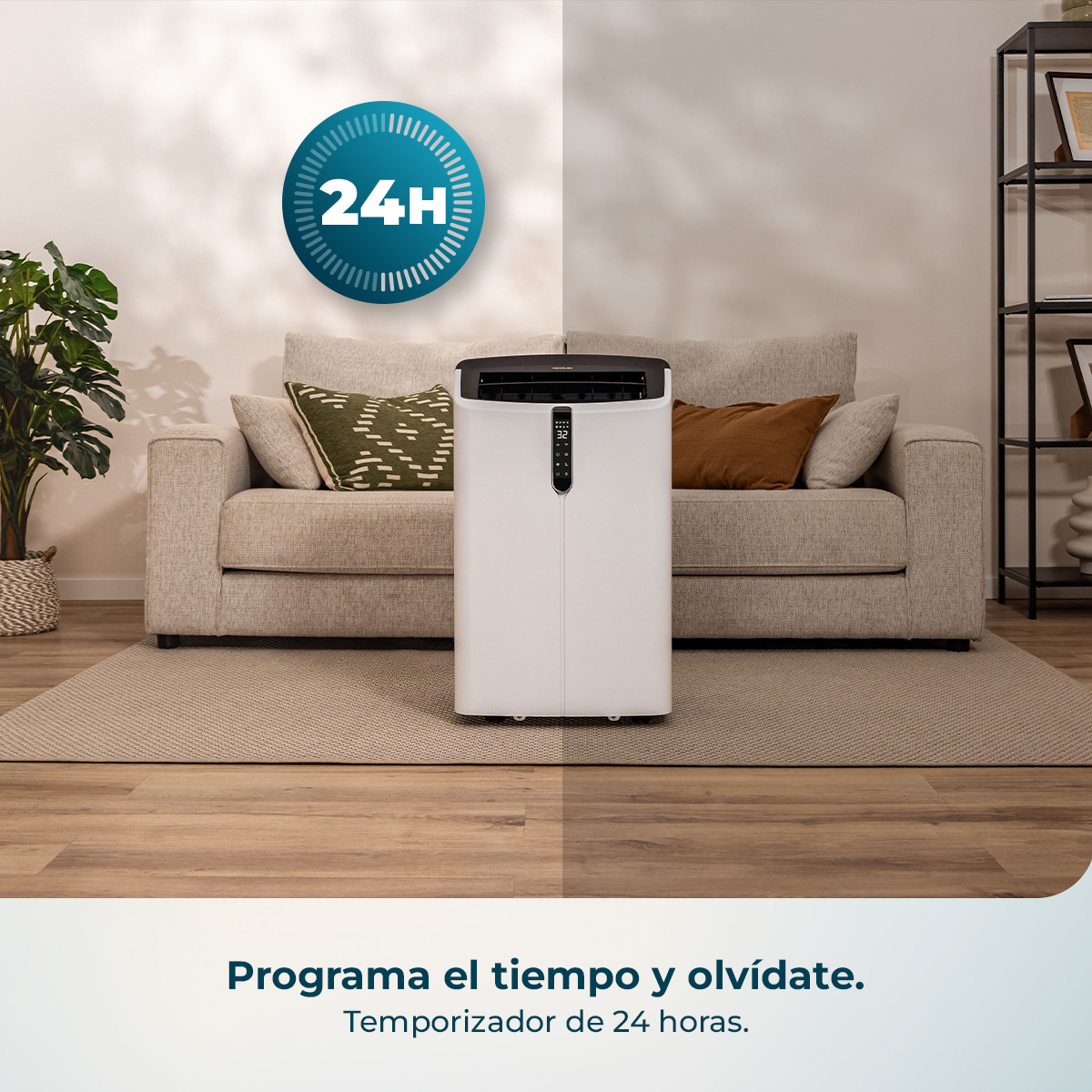 Un aire acondicionado portátil blanco delante de un sofá. Icono 24H arriba a la izq.
