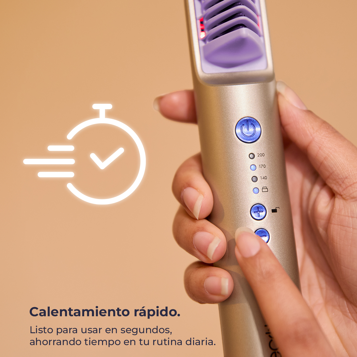 Una mano sostiene un rizador dorado con botones azules y luces. Un icono de reloj.