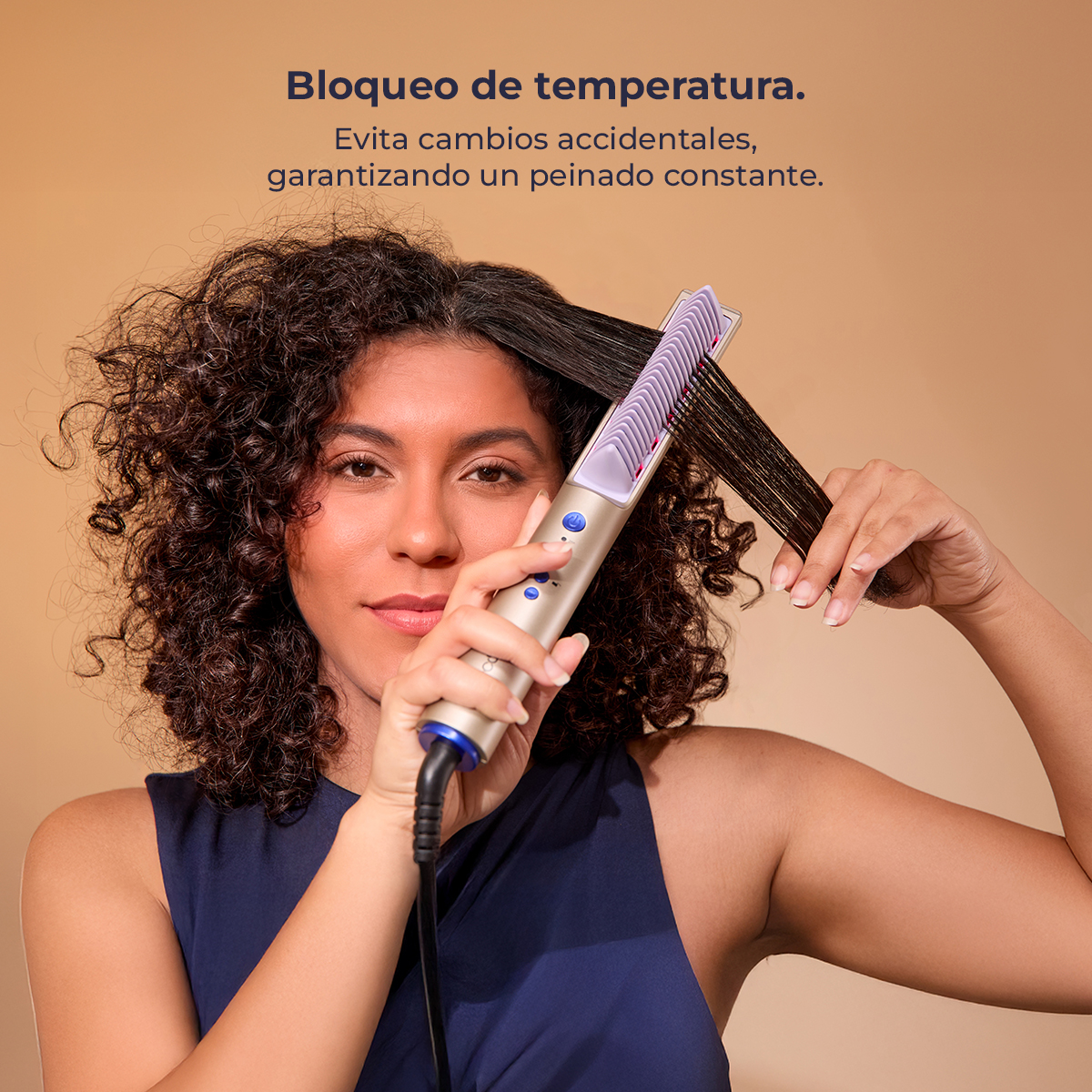 Mujer con cabello rizado se peina con una plancha dorada sobre fondo beige.