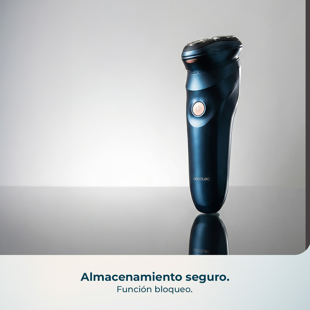 Una afeitadora eléctrica azul con tres cabezales giratorios sobre superficie reflectante.